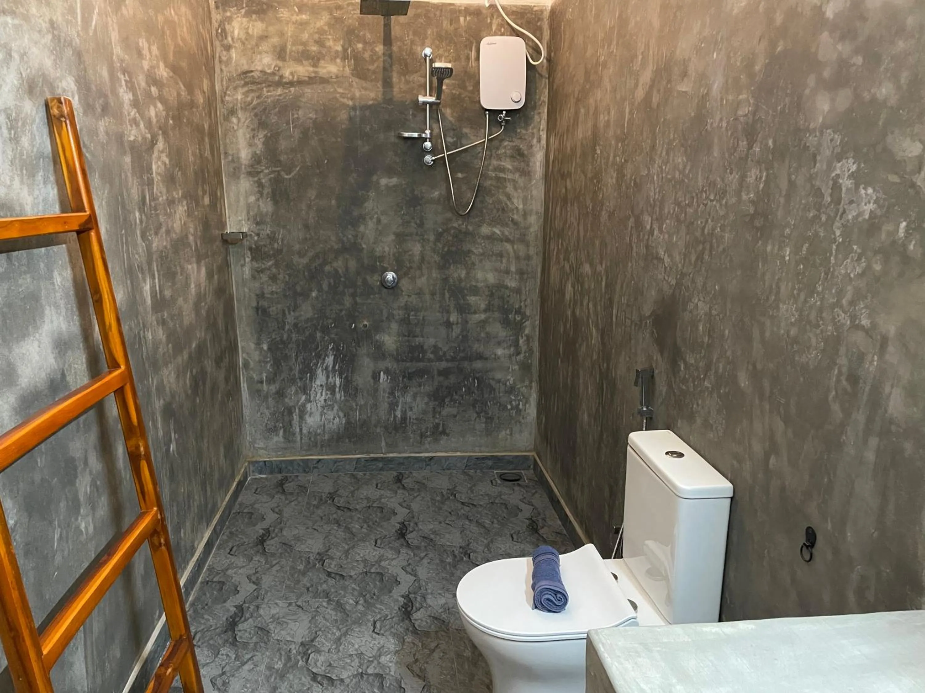 Shower in Surf Gangs Arugambay