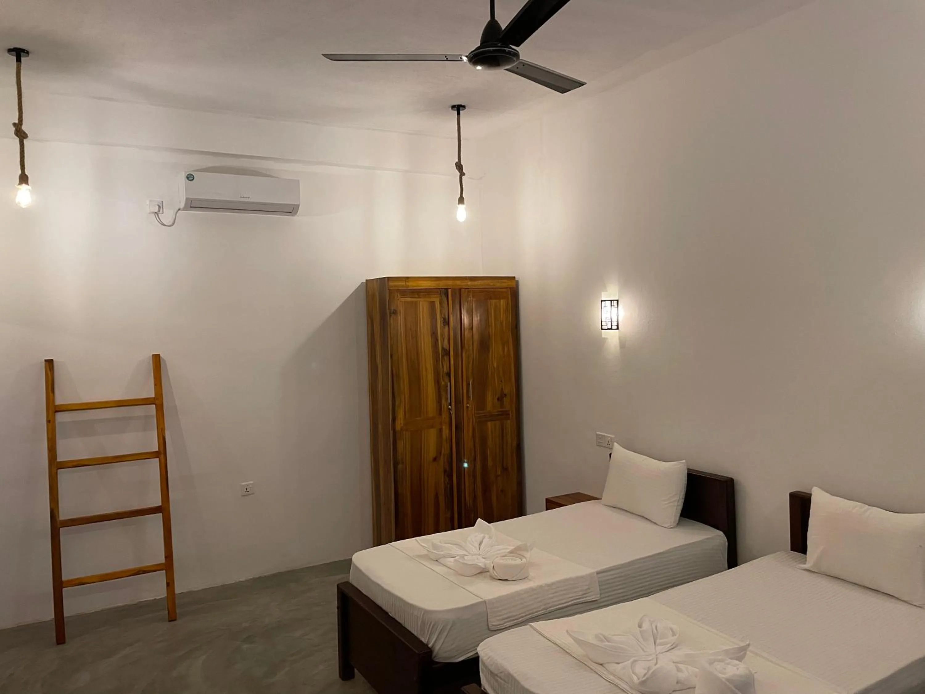 Bed in Surf Gangs Arugambay