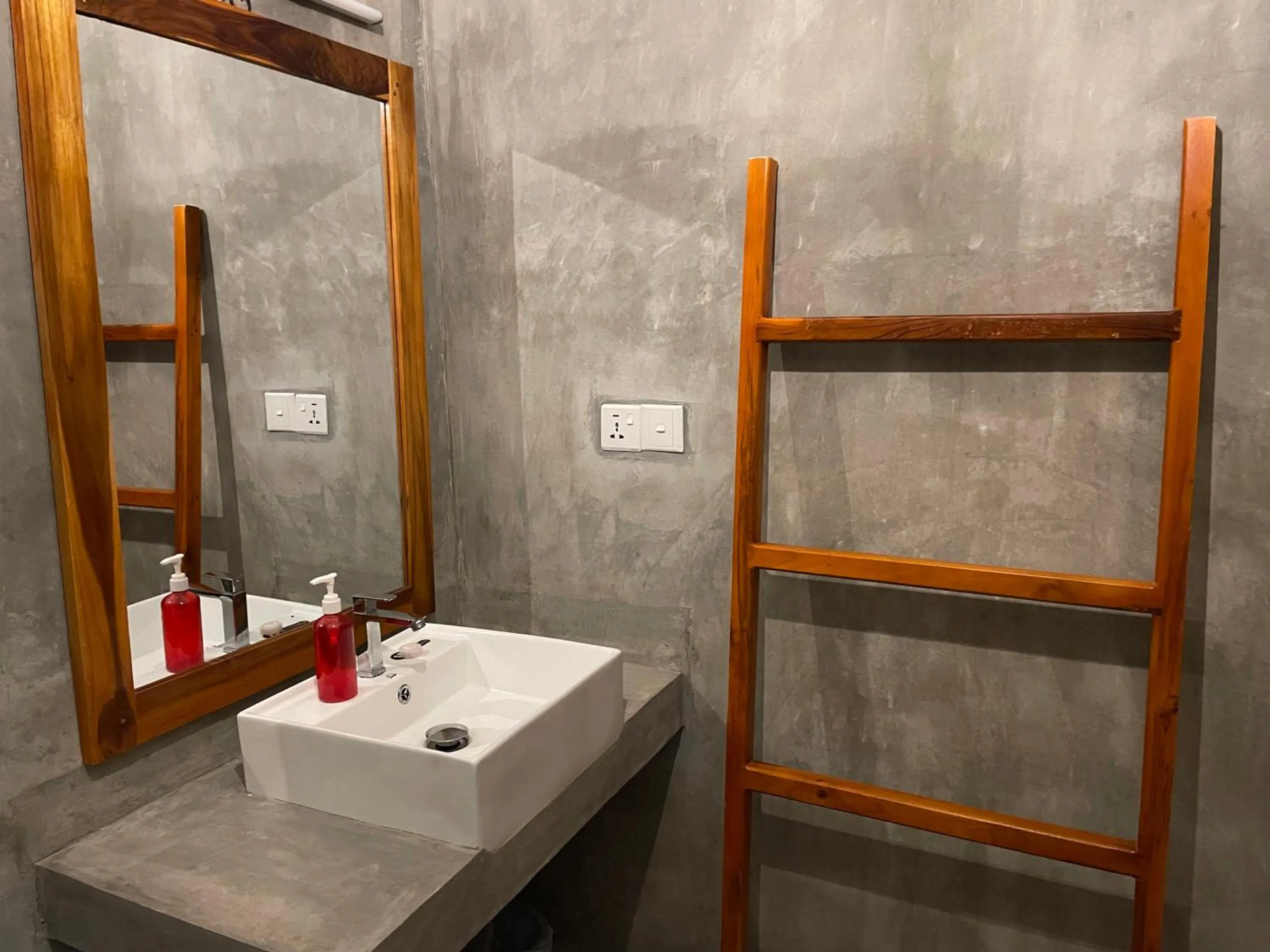 Bathroom in Surf Gangs Arugambay