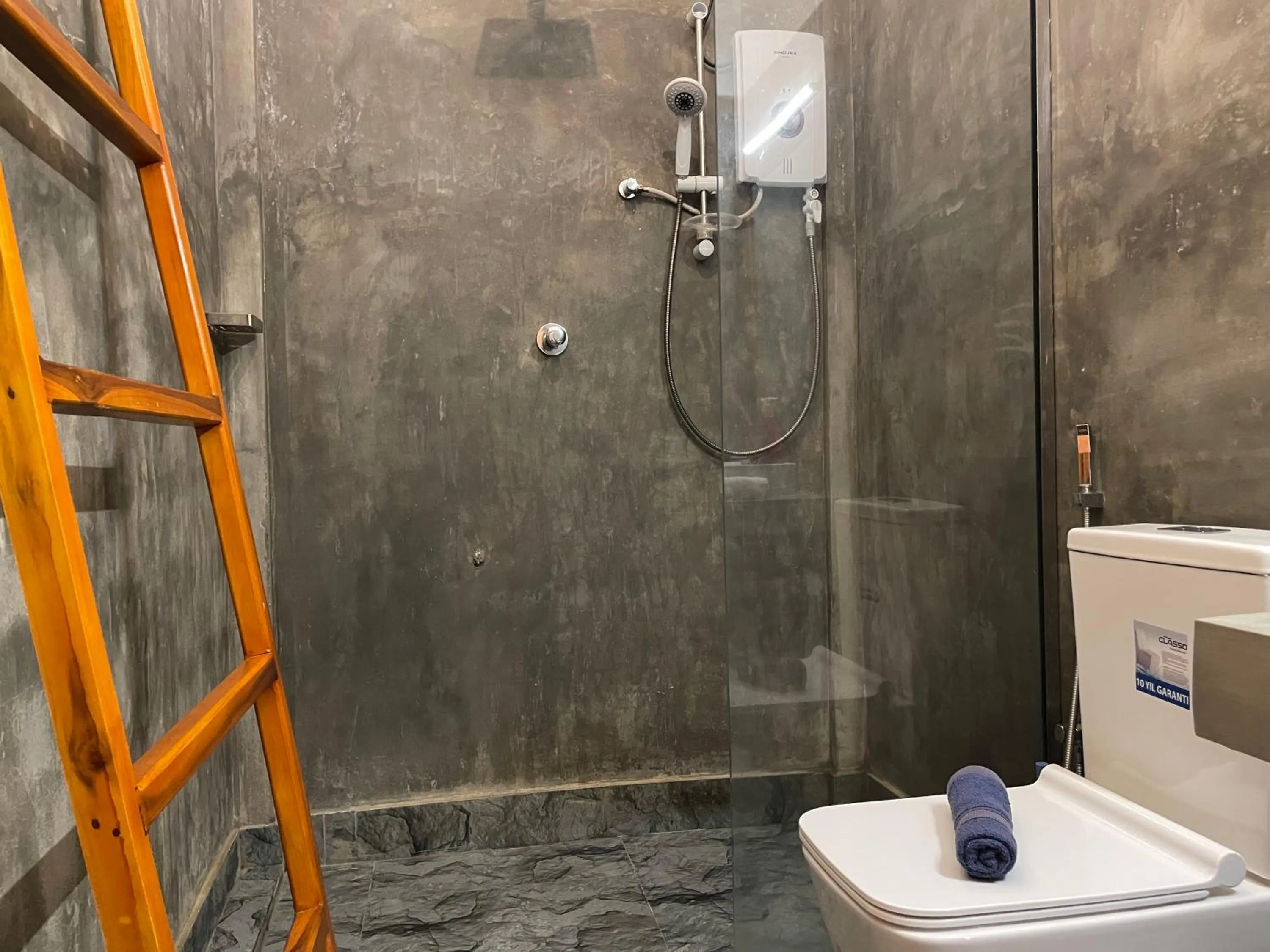 Shower in Surf Gangs Arugambay