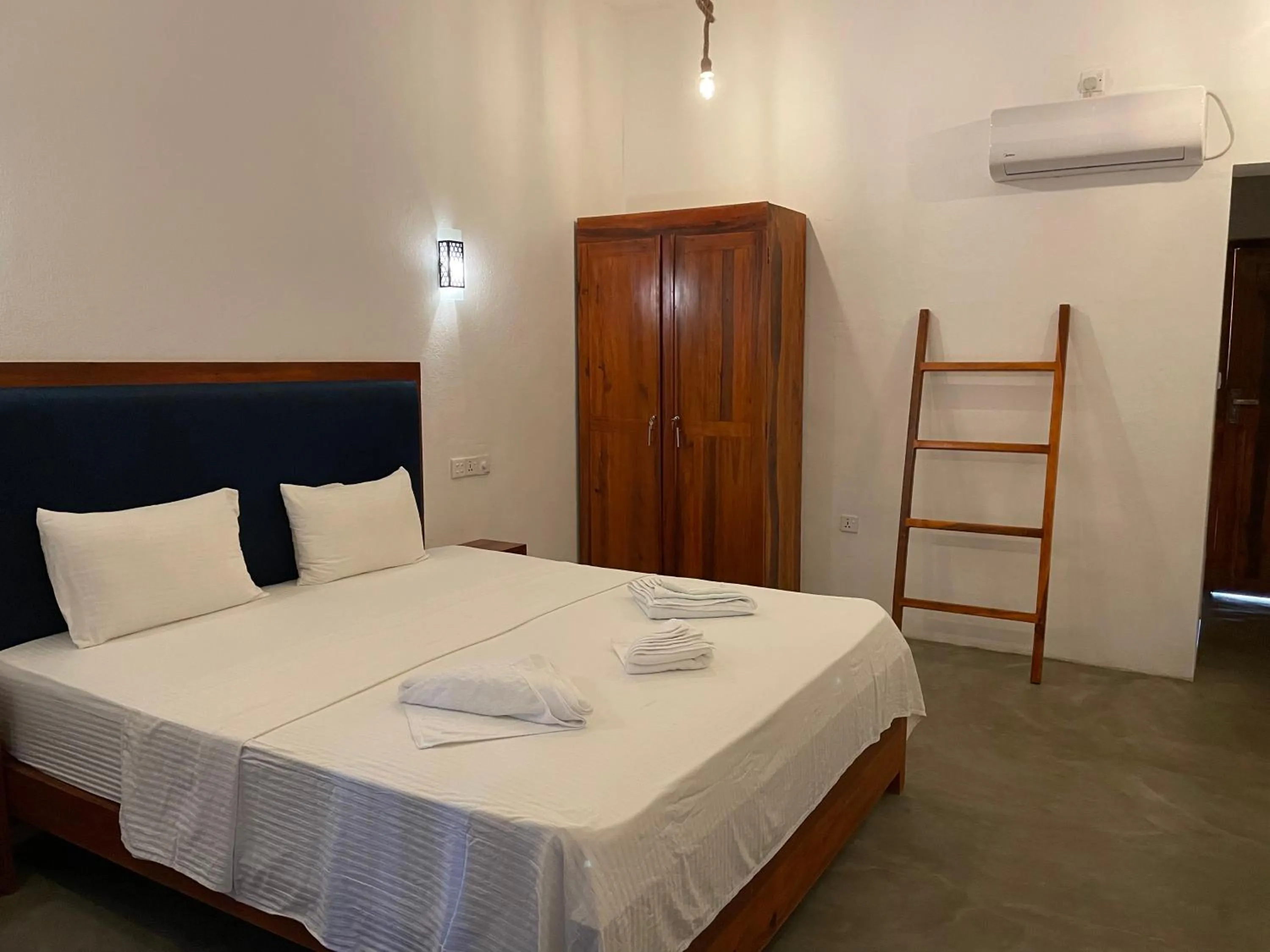 Photo of the whole room, Bed in Surf Gangs Arugambay