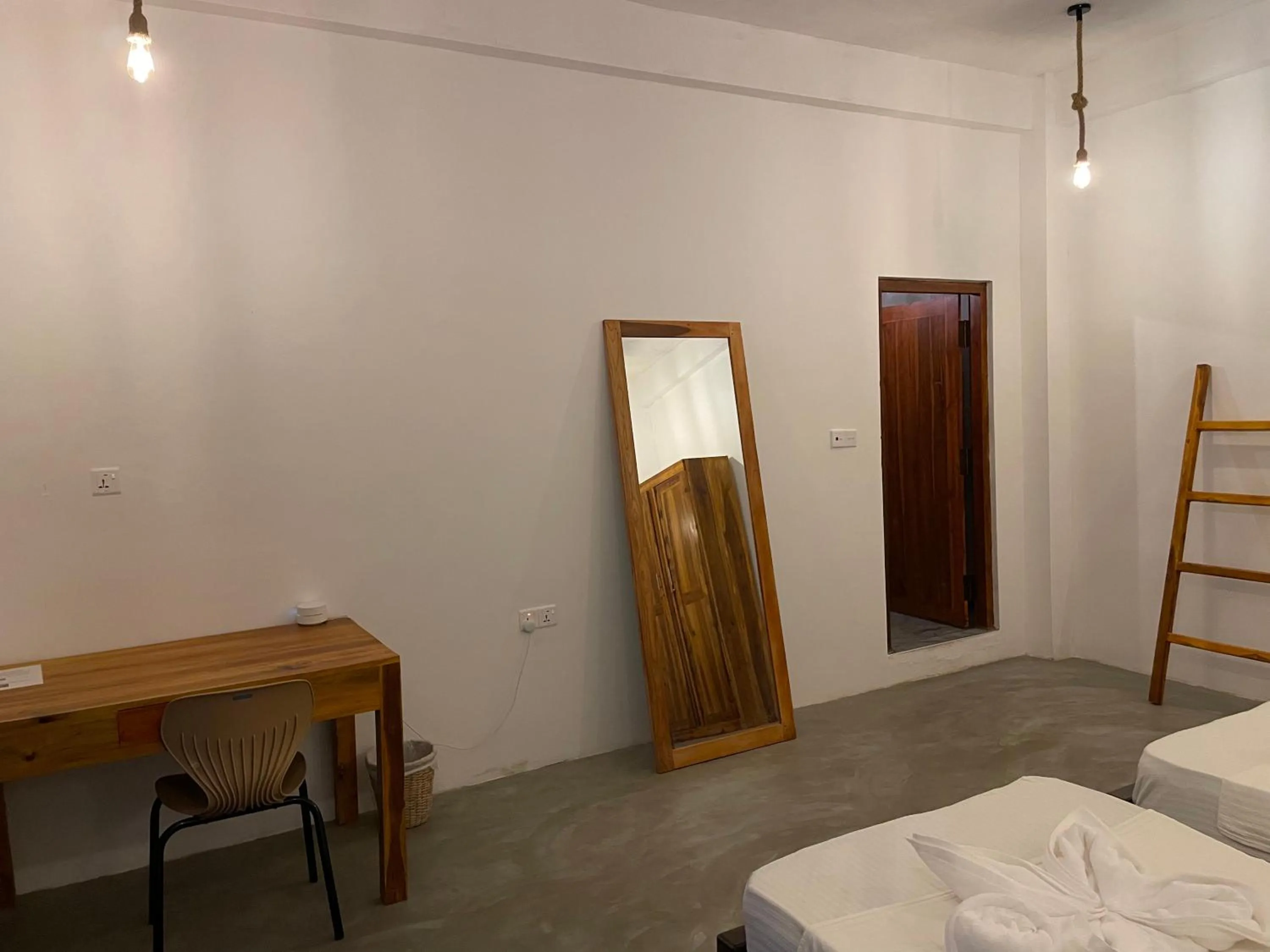 Photo of the whole room, Bed in Surf Gangs Arugambay