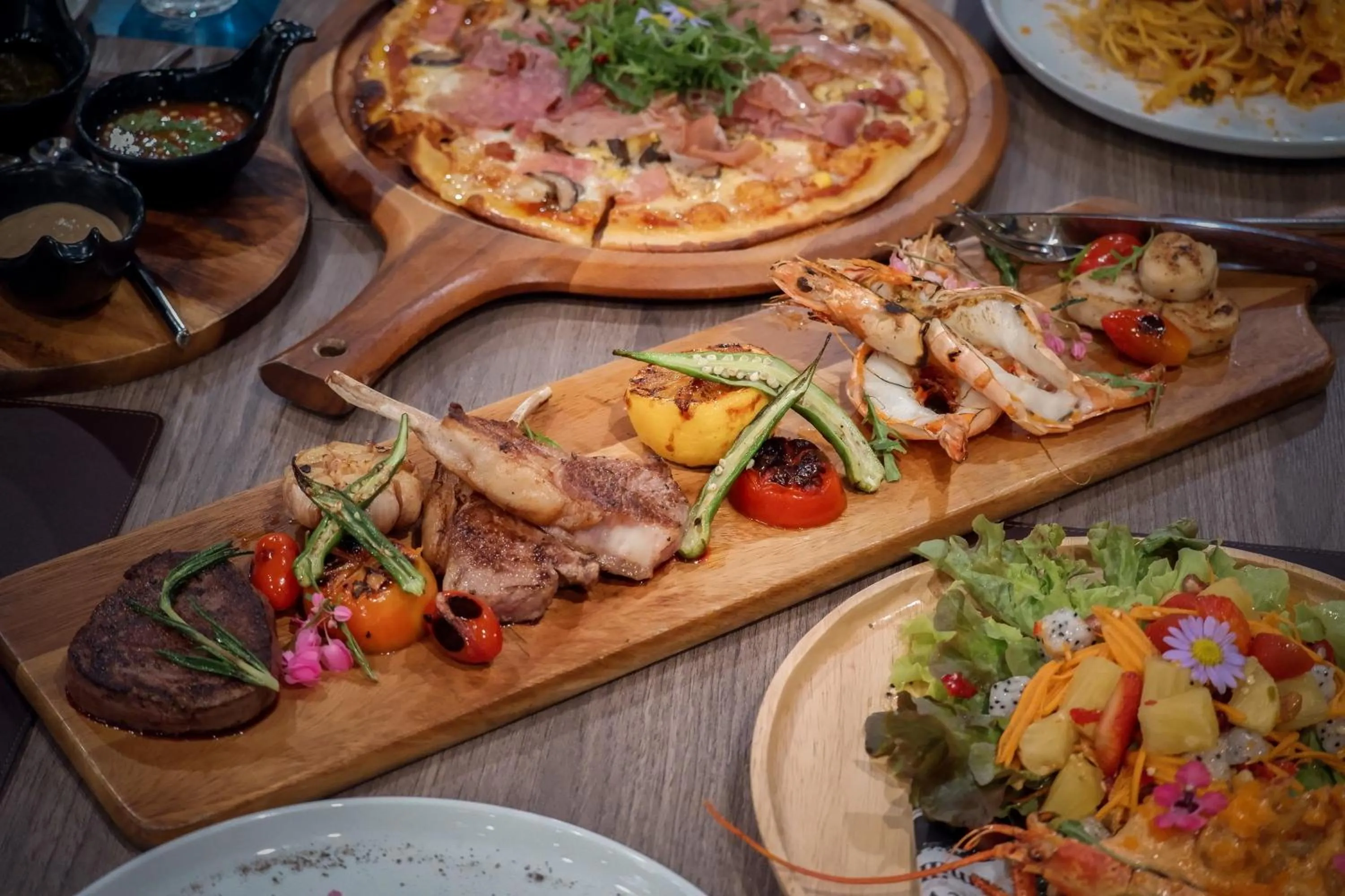 Restaurant/places to eat in Hotel Labaris Khao Yai