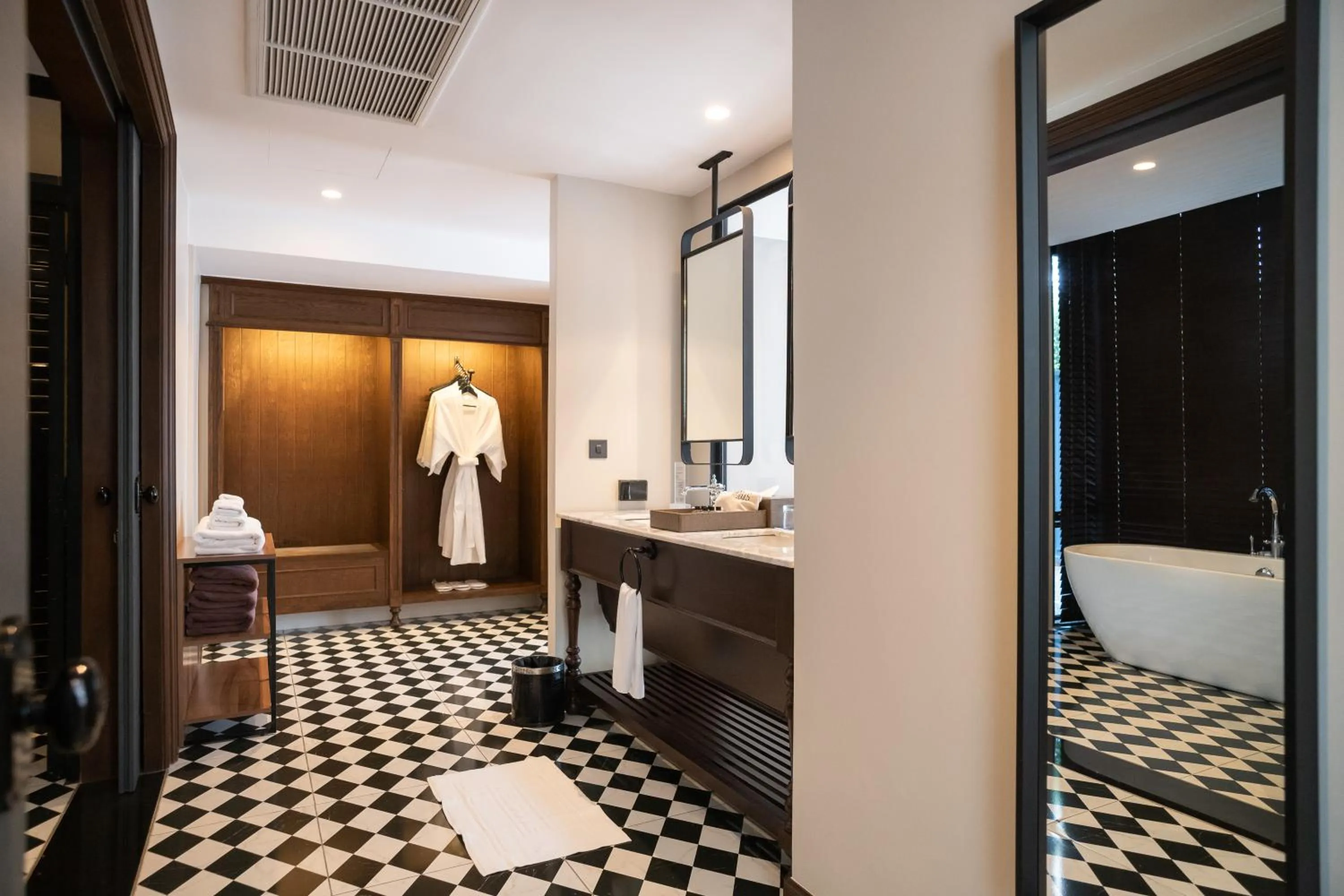 Bathroom, Bed in Hotel Labaris Khao Yai