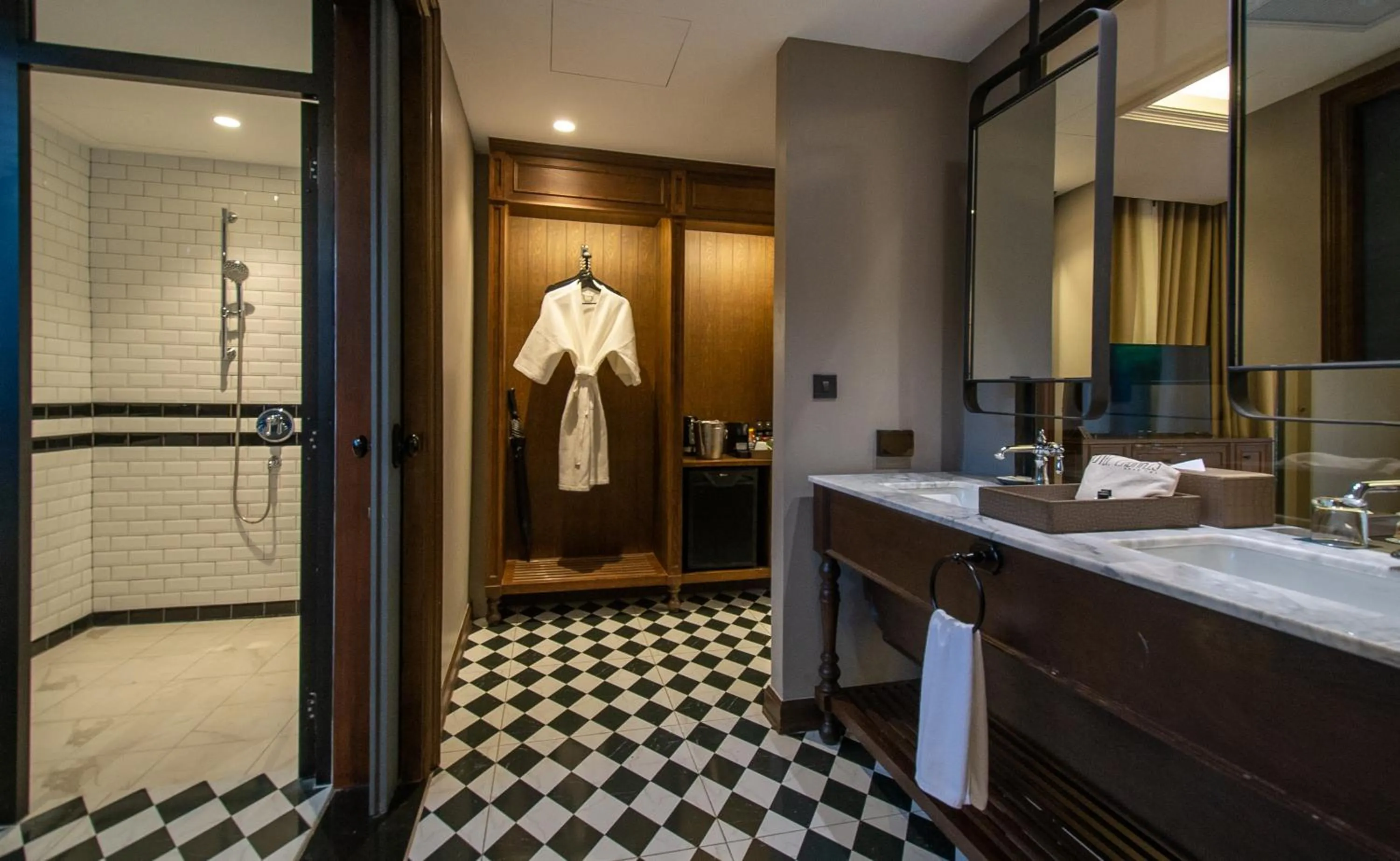 Bathroom, Bed in Hotel Labaris Khao Yai