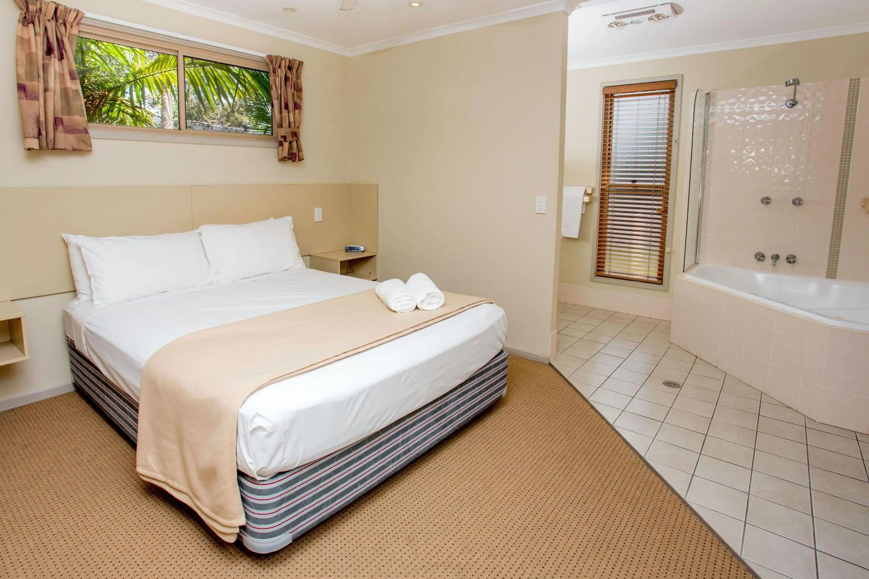 Bedroom, Bed in Lakeside Forster Holiday Park