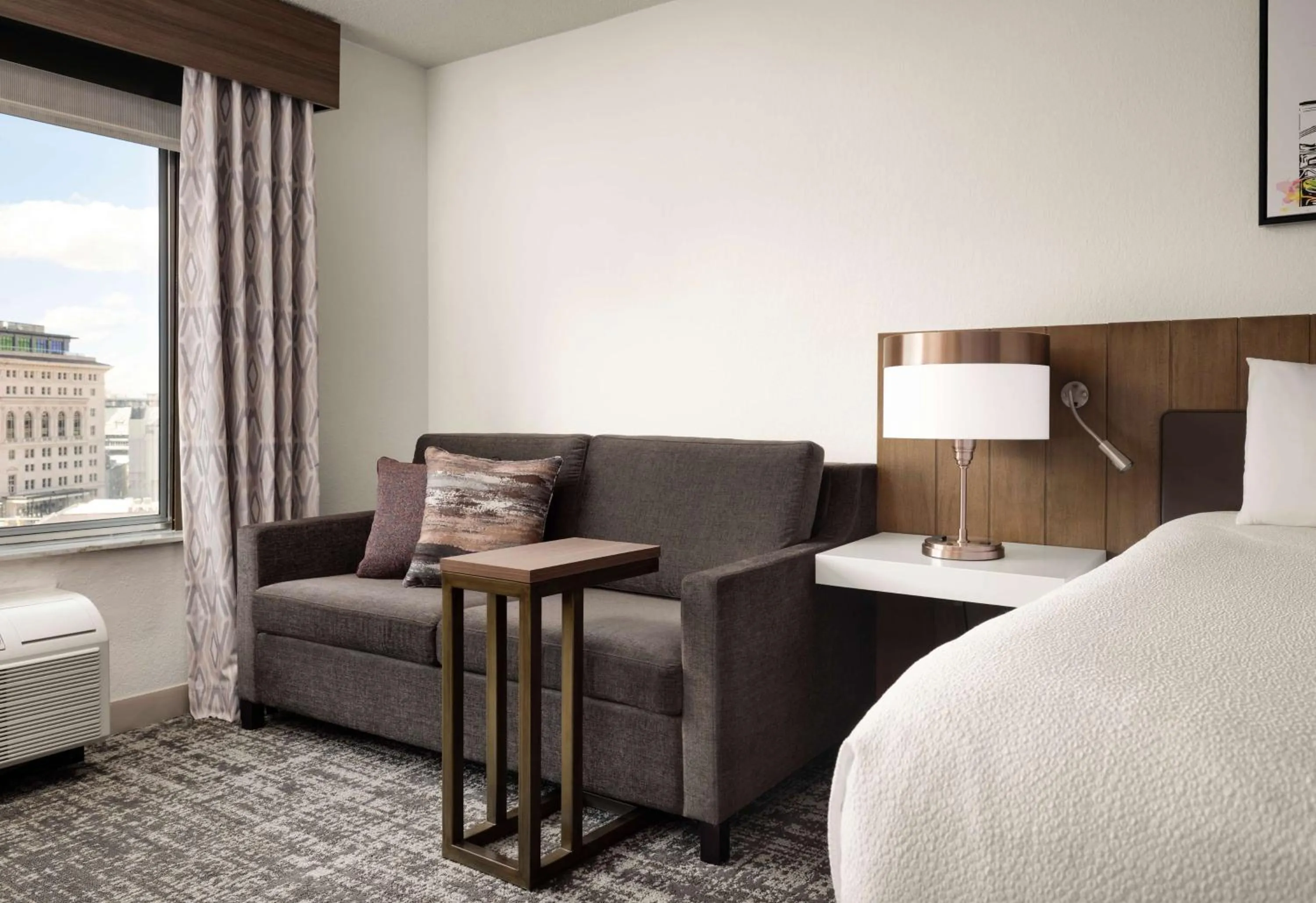 Living room, Bed in Hilton Garden Inn Detroit Downtown