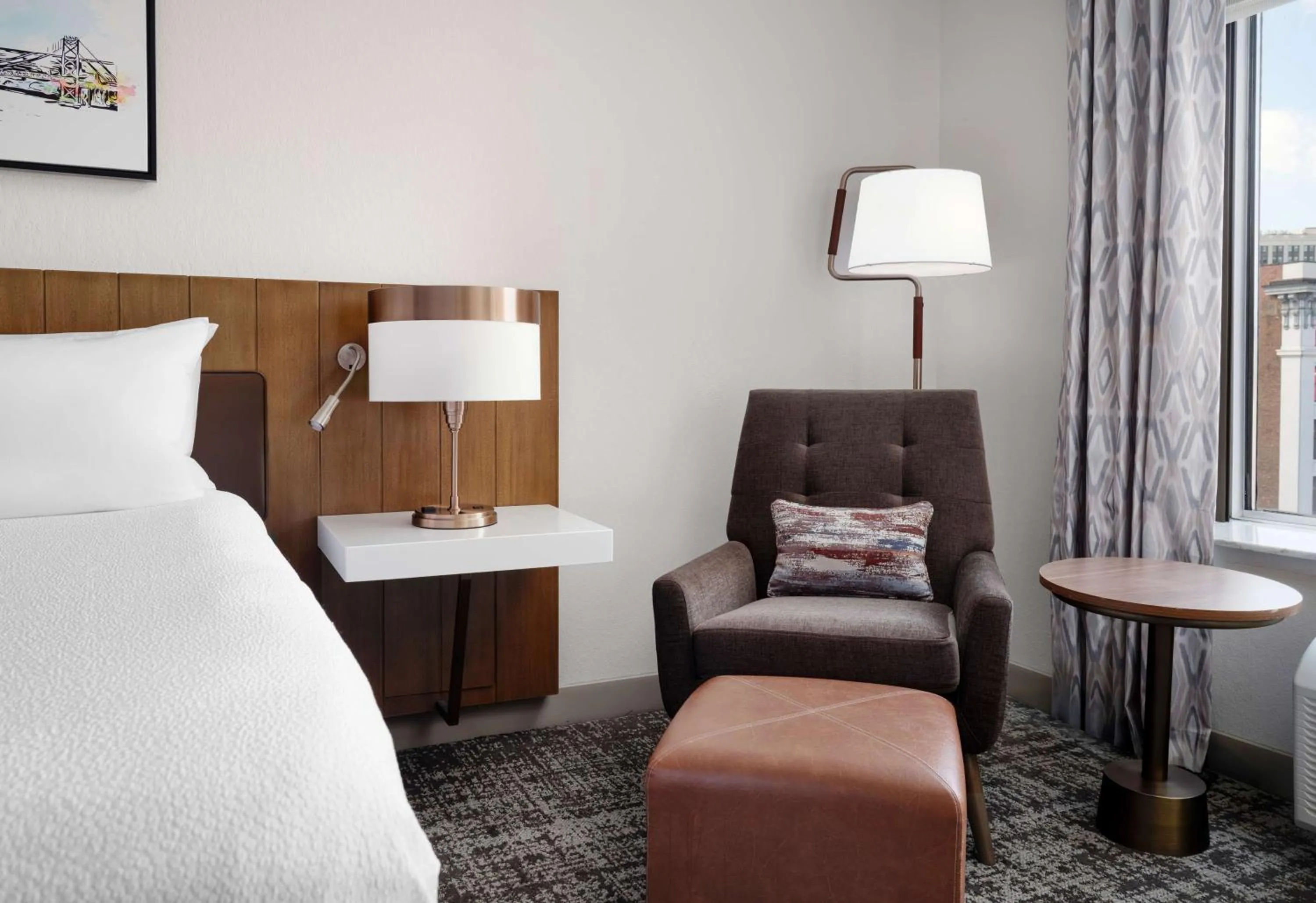 Living room, Bed in Hilton Garden Inn Detroit Downtown