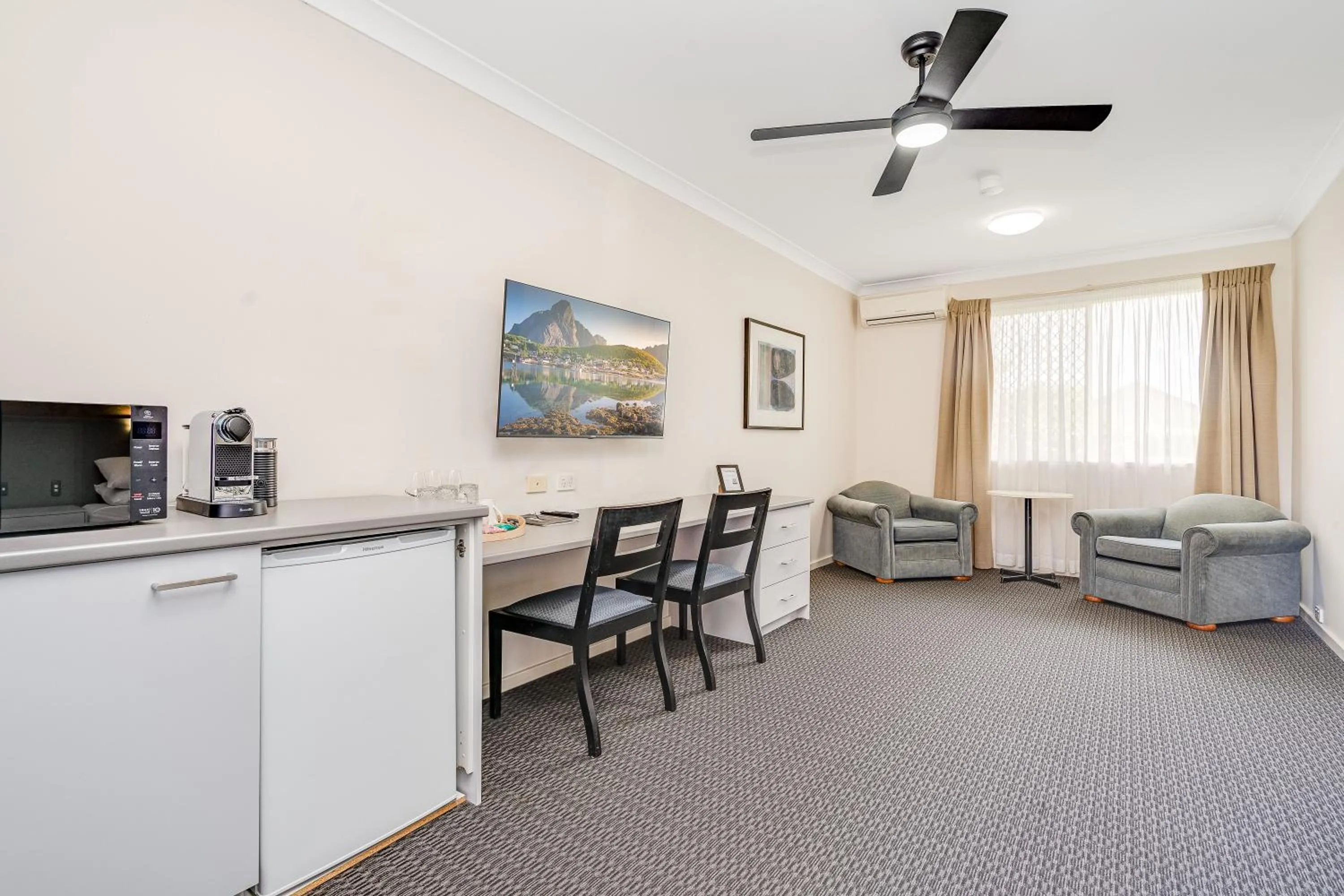 Seating area in Cosmo Motel Adamstown