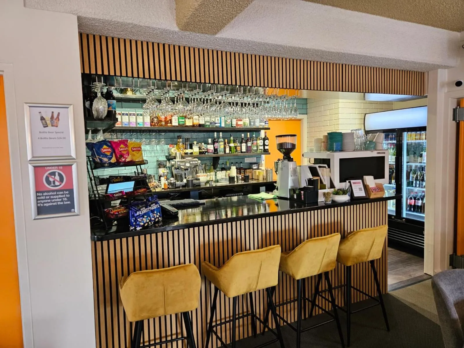 Restaurant/places to eat in Cosmo Motel Adamstown