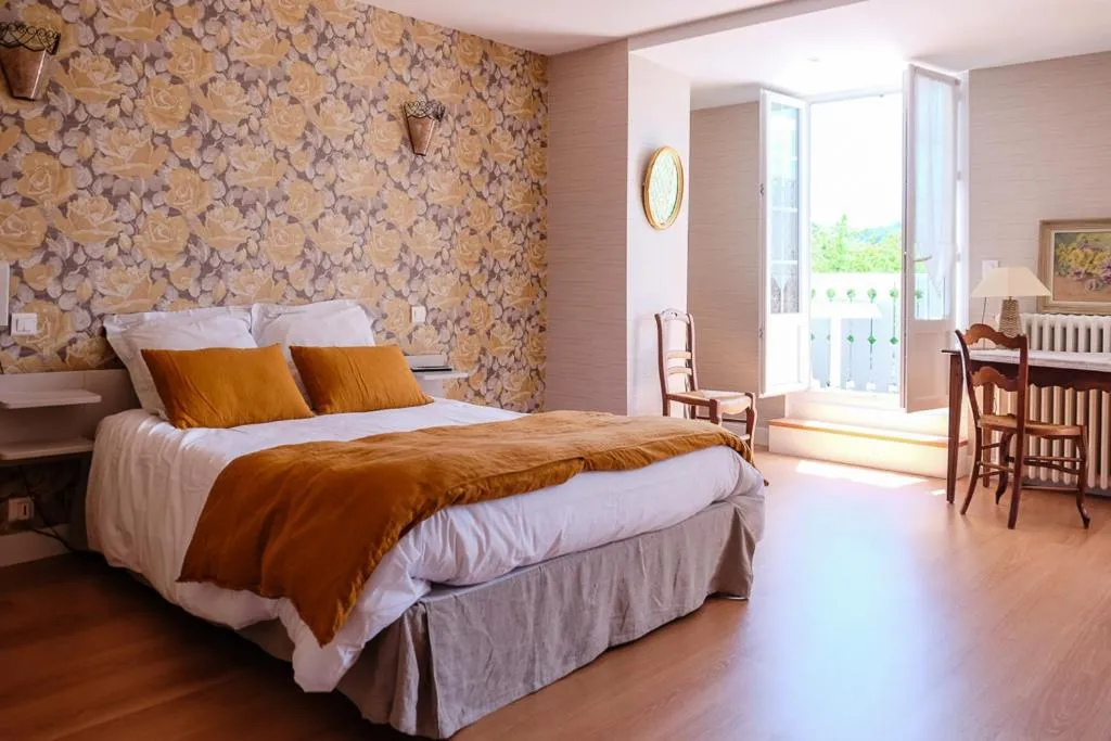 Photo of the whole room, Bed in hôtel Piellenia