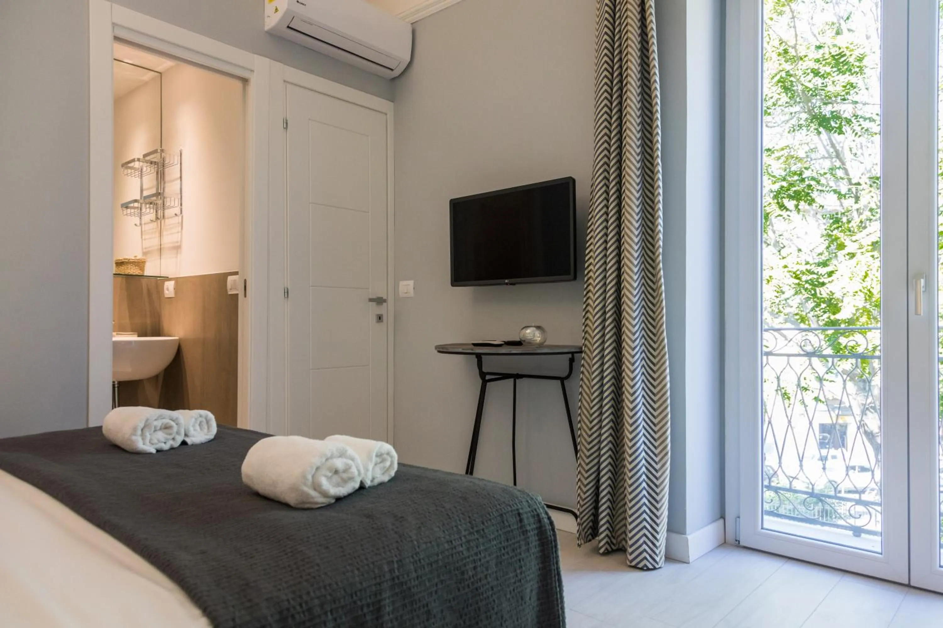 Bathroom, Bed in I Mori di Porta Nuova Suite & Terrace