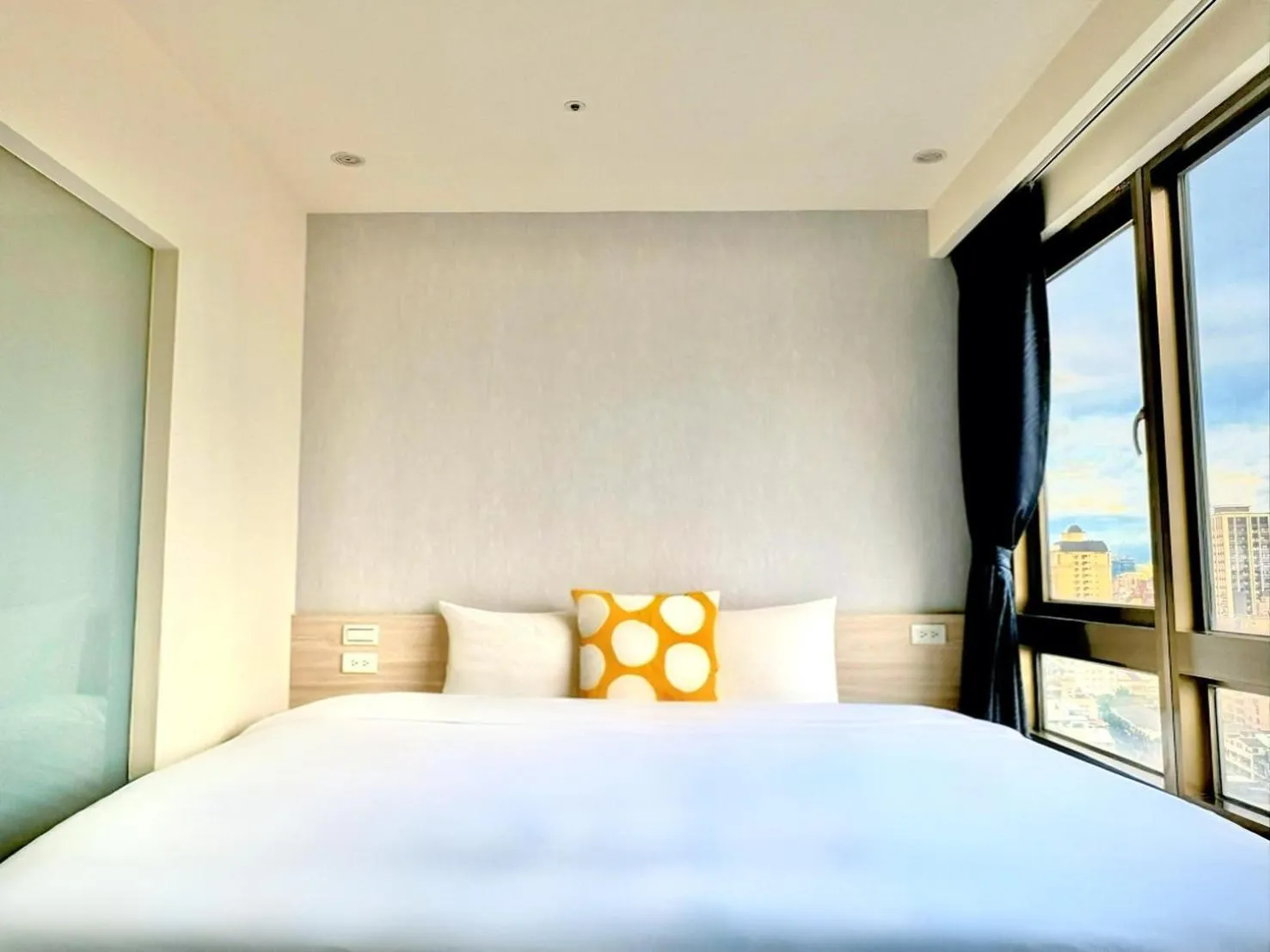 Bed in Wemeet Hotel Taipei