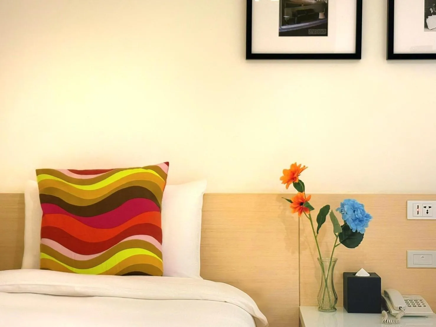 Bed in Wemeet Hotel Taipei