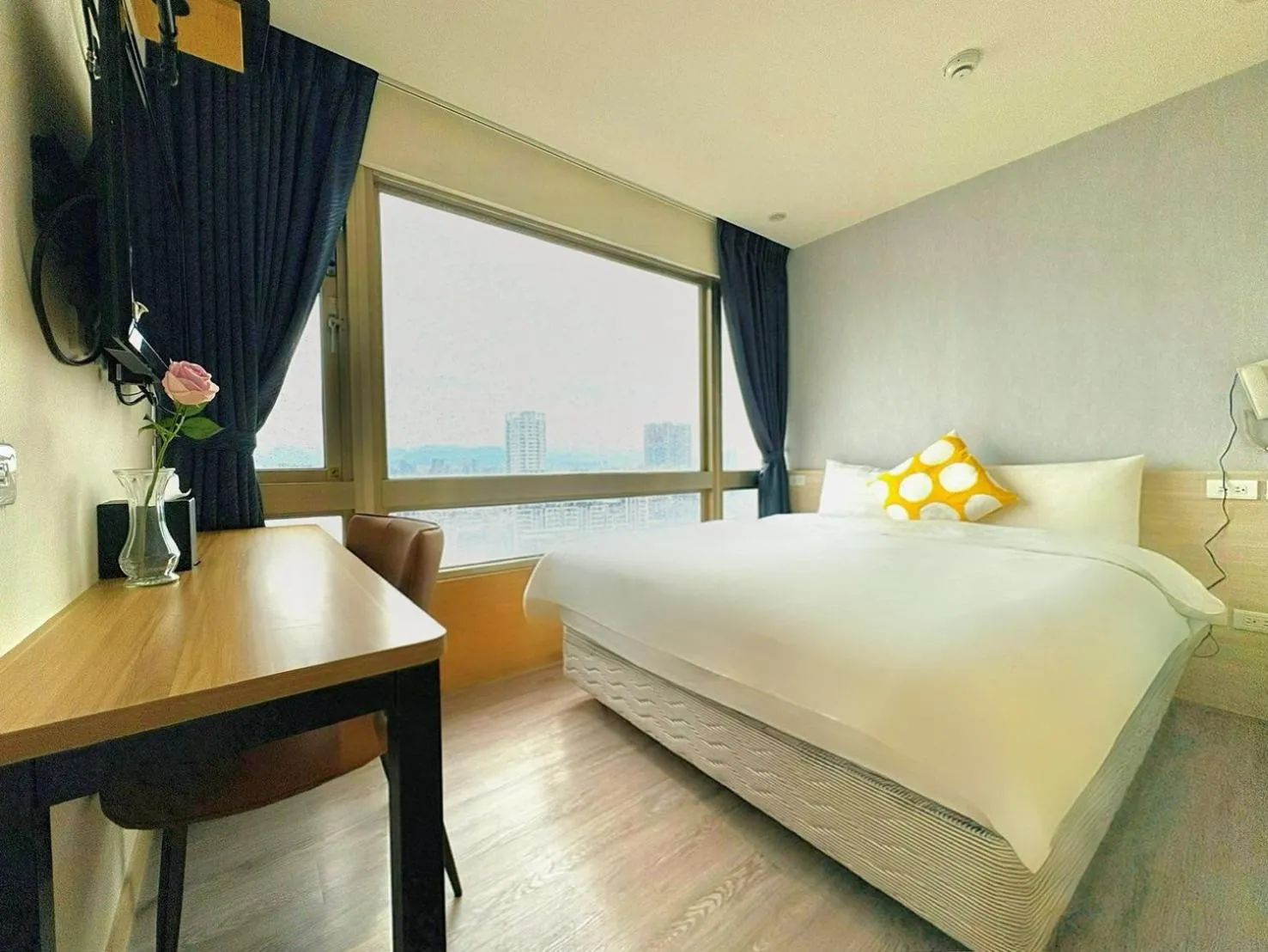 Photo of the whole room, Bed in Wemeet Hotel Taipei