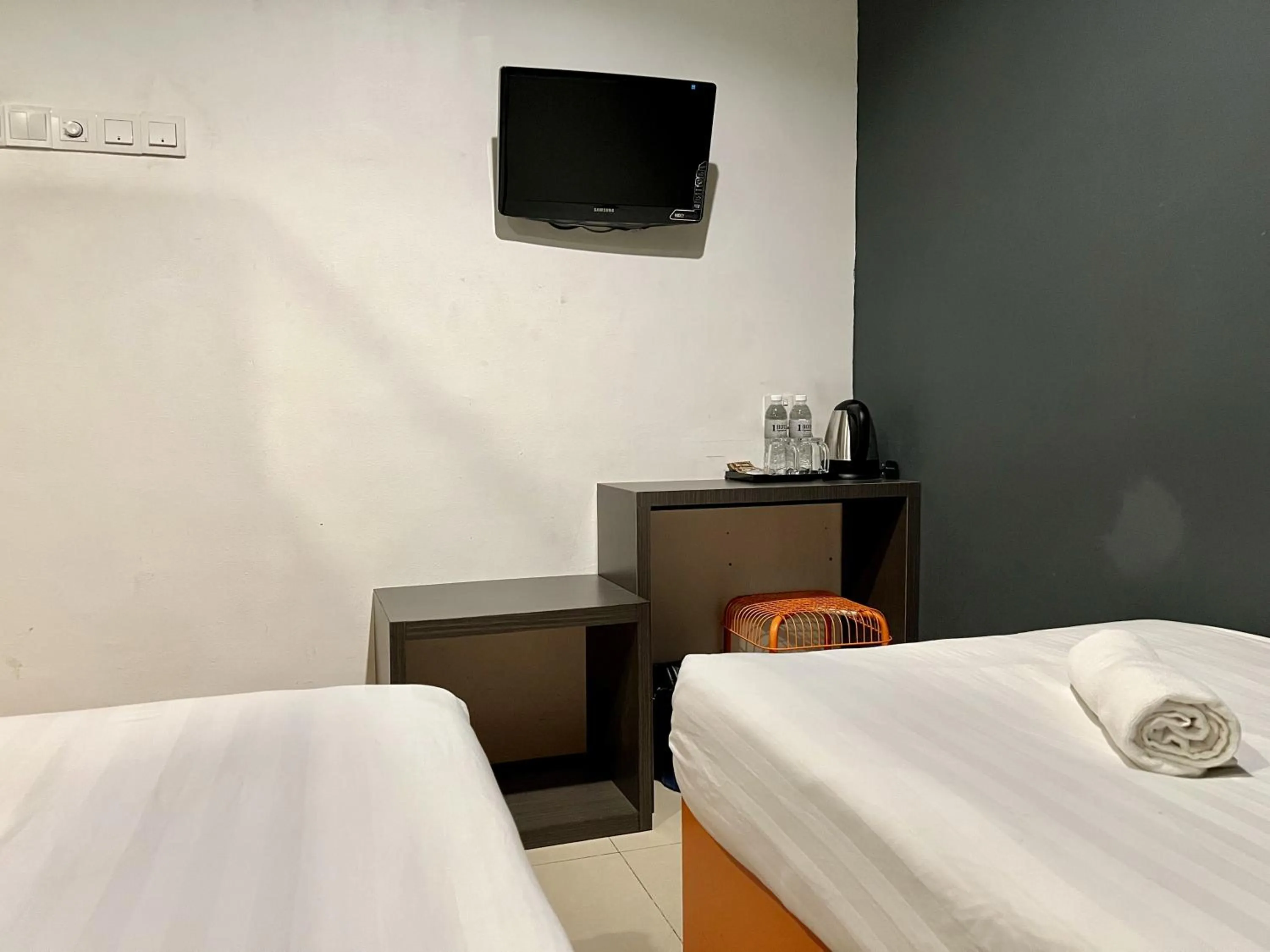 Property building, Bed in 1 Hotel Kuchai Lama