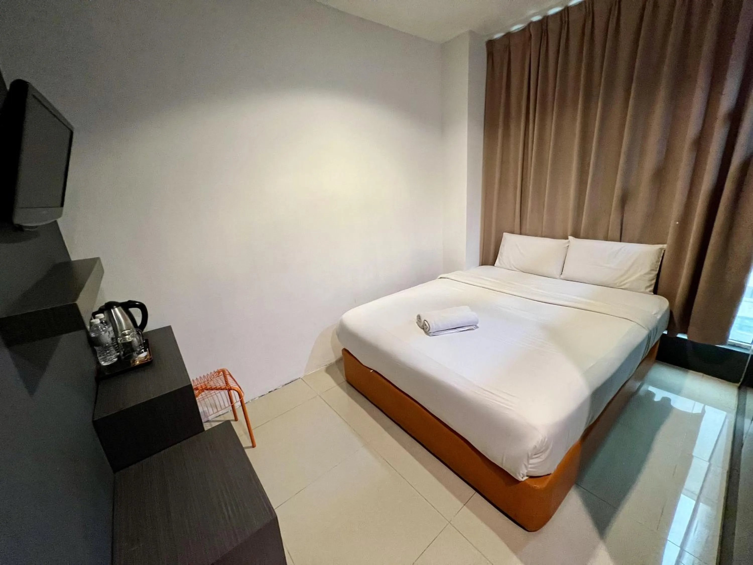 Property building, Bed in 1 Hotel Kuchai Lama