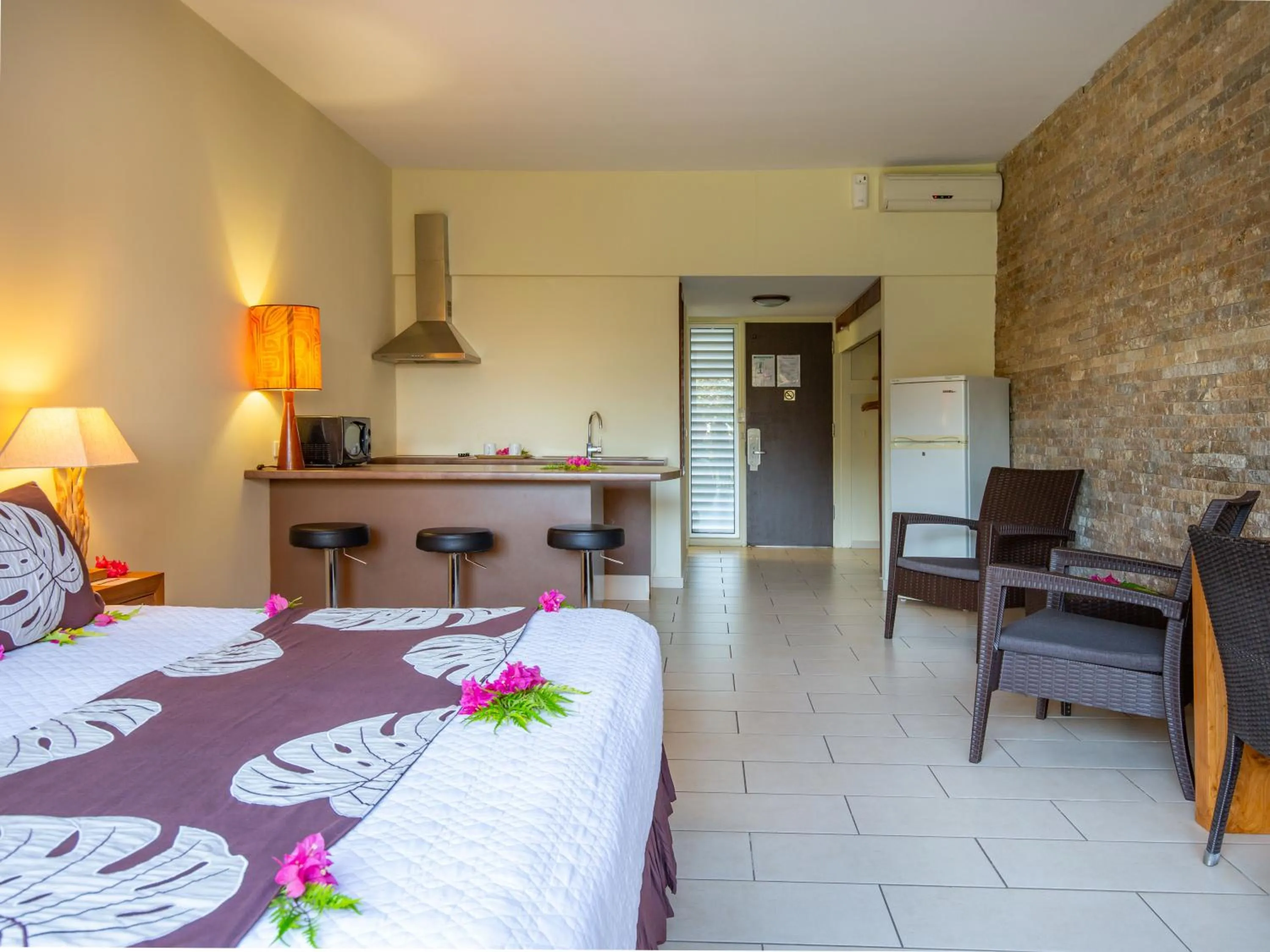 Kitchen or kitchenette, Bed in Royal Tahitien