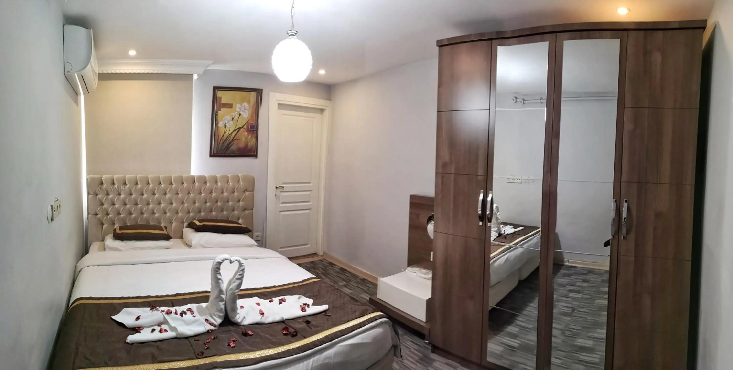 Photo of the whole room, Bed in Golf Royal Residence