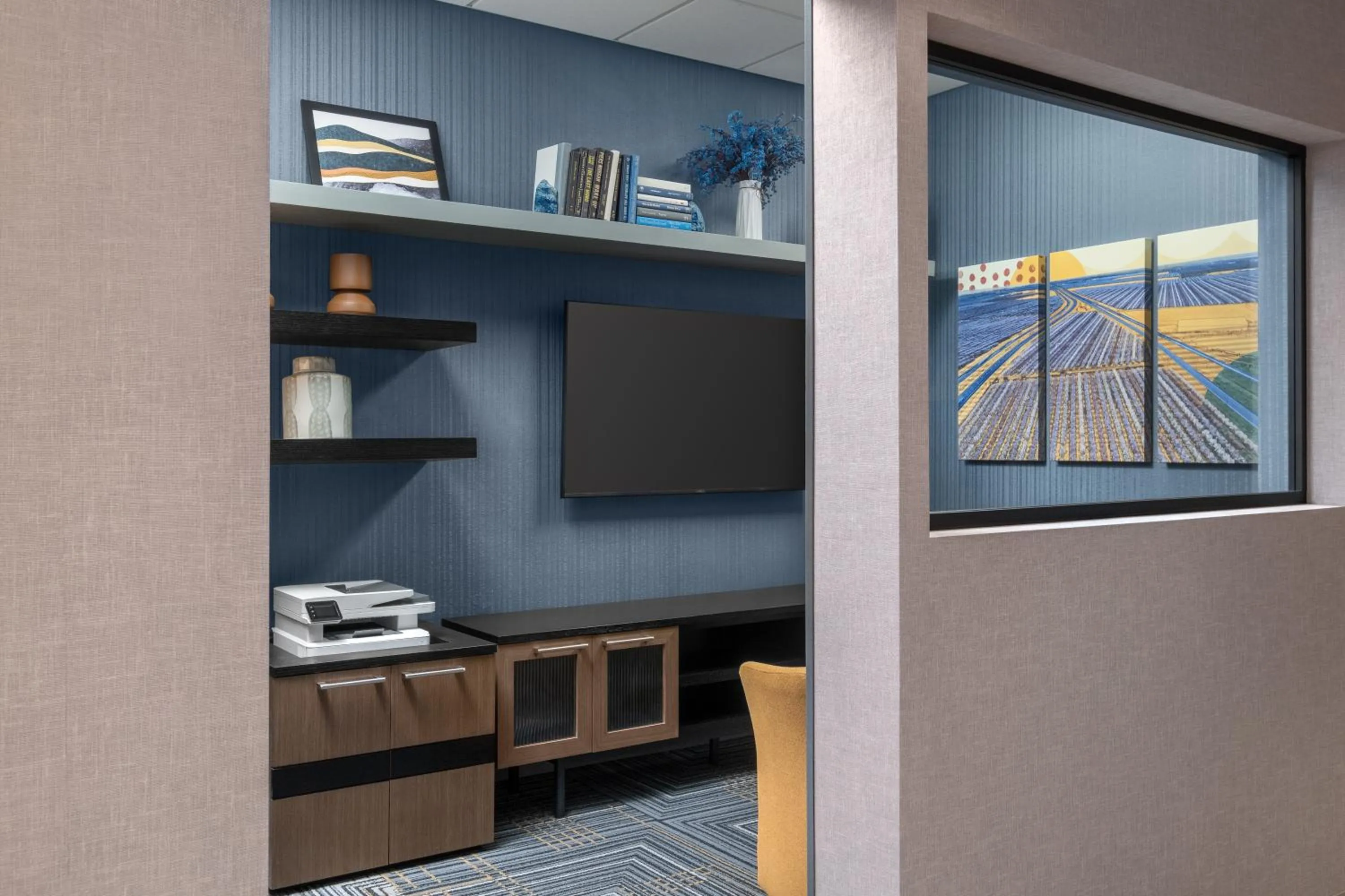 Communal lounge/ TV room in Homewood Suites by Hilton Fresno