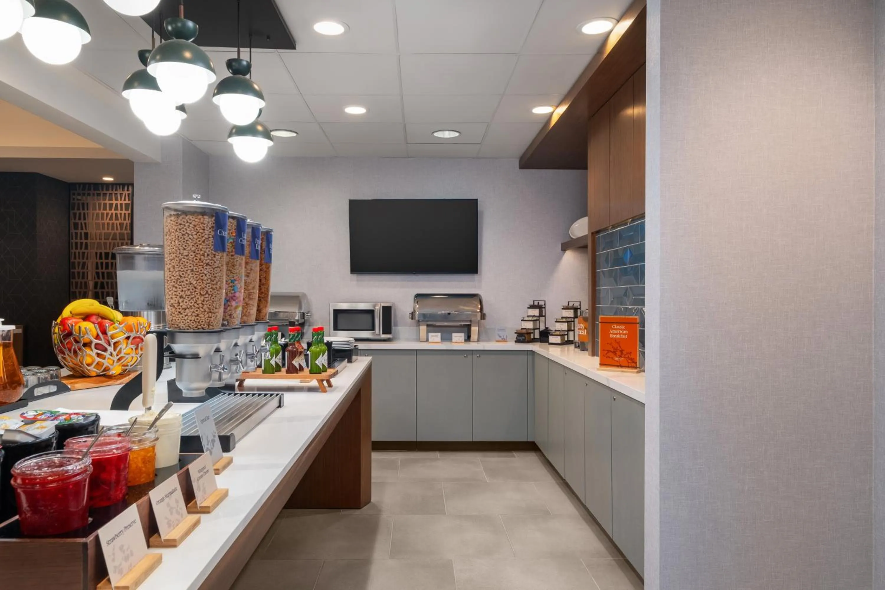 Food and drinks in Homewood Suites by Hilton Fresno