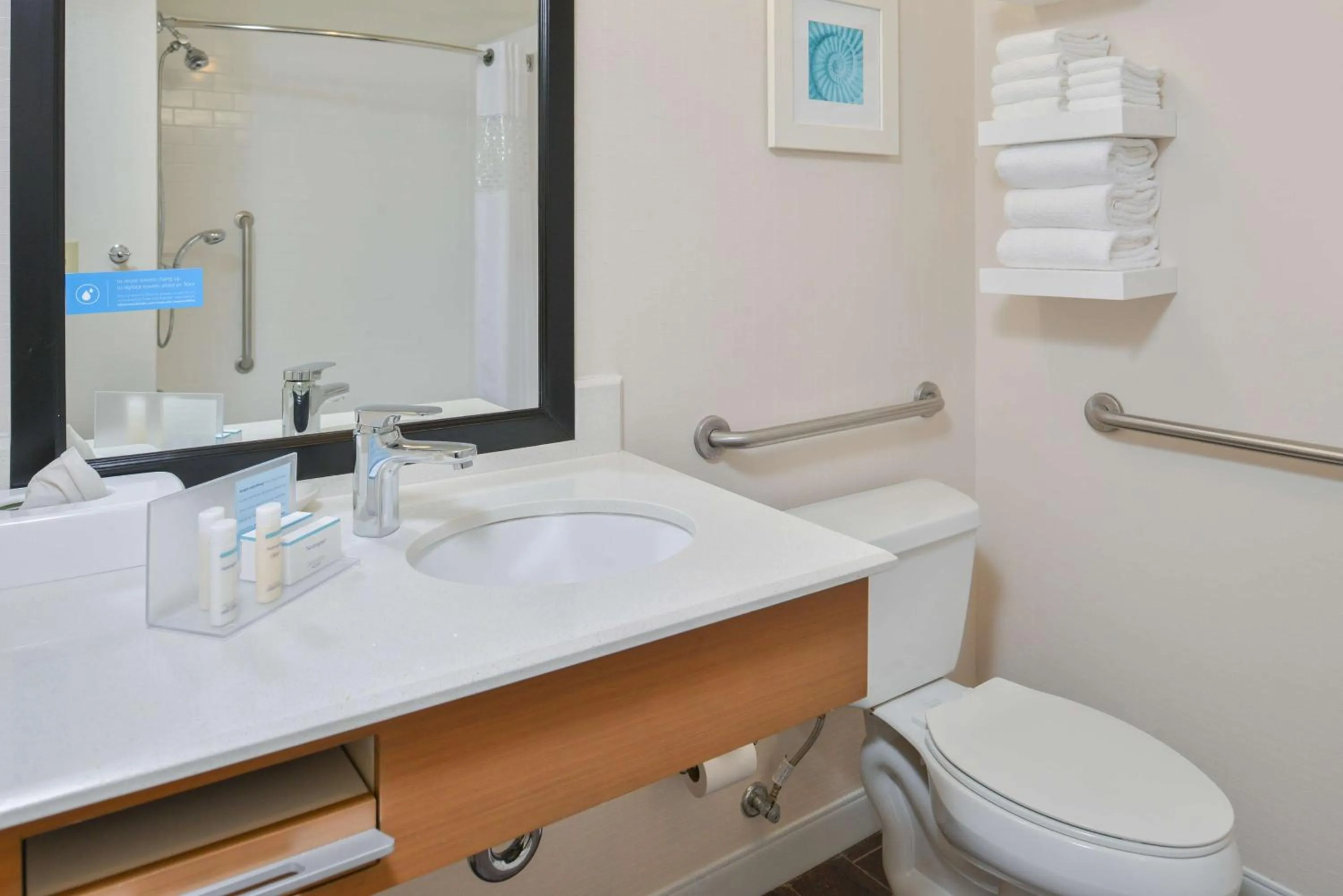 Bathroom in Hampton Inn Vero Beach Outlets