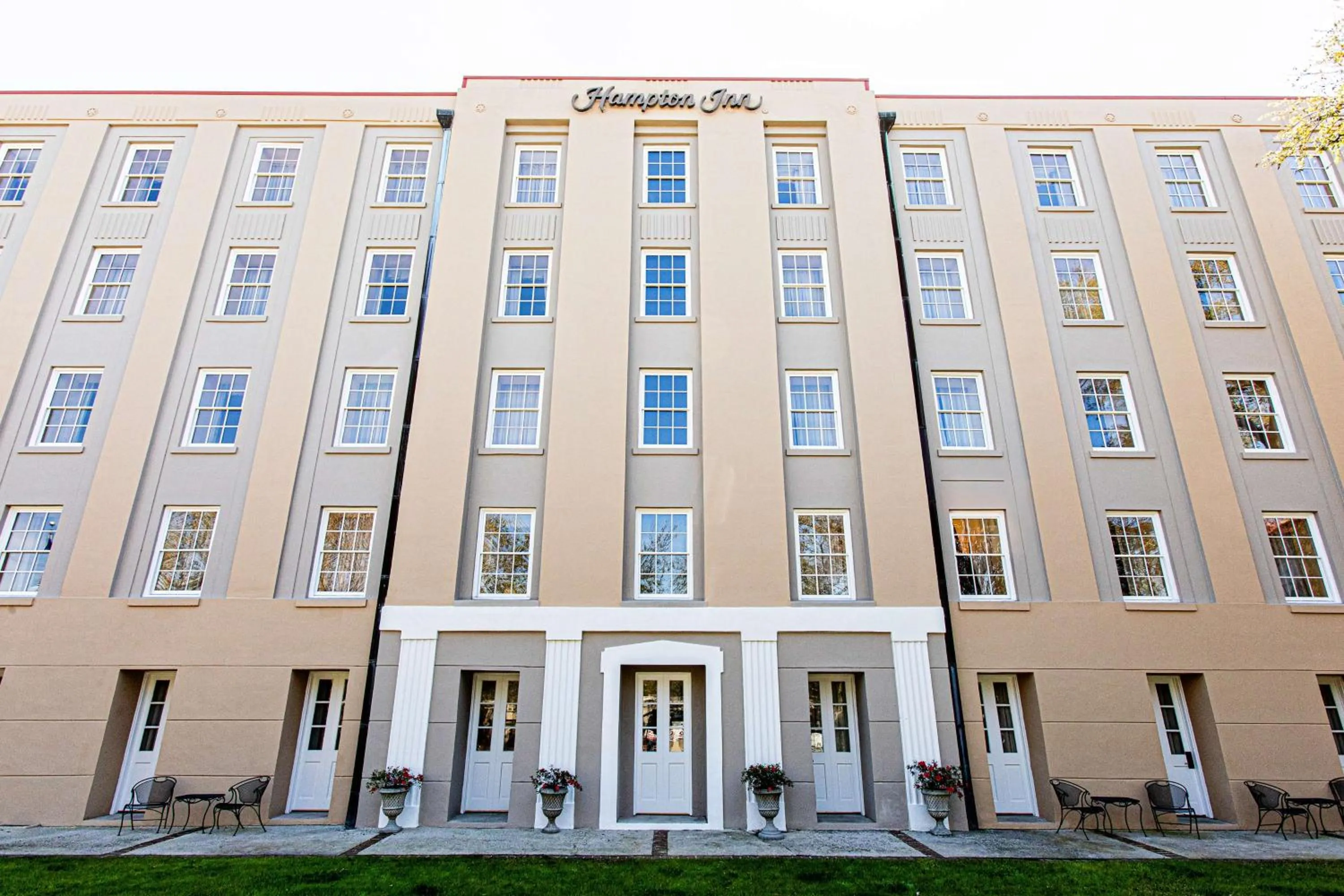 Property building in Hampton Inn Charleston-Historic District
