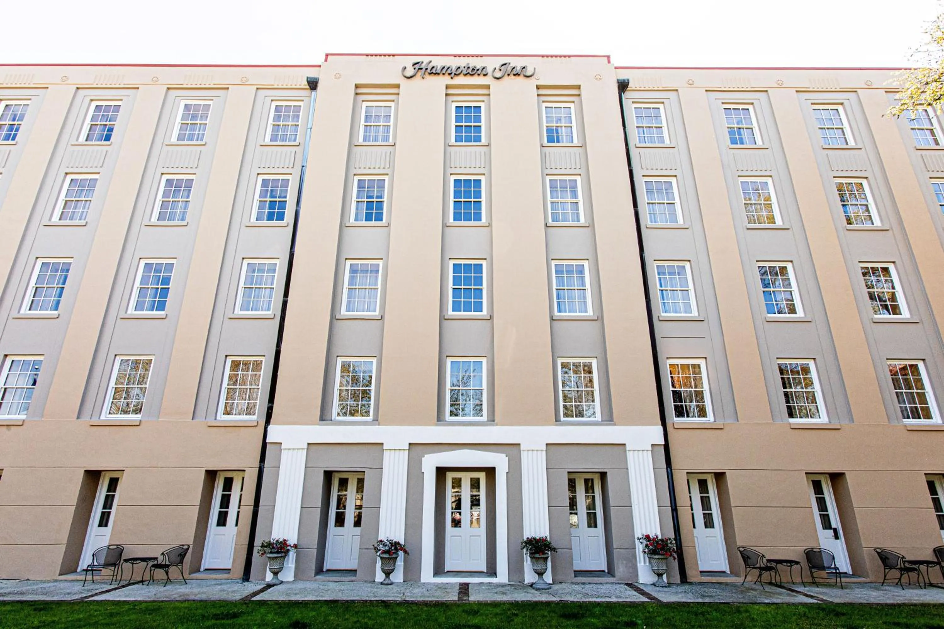 Property building in Hampton Inn Charleston-Historic District