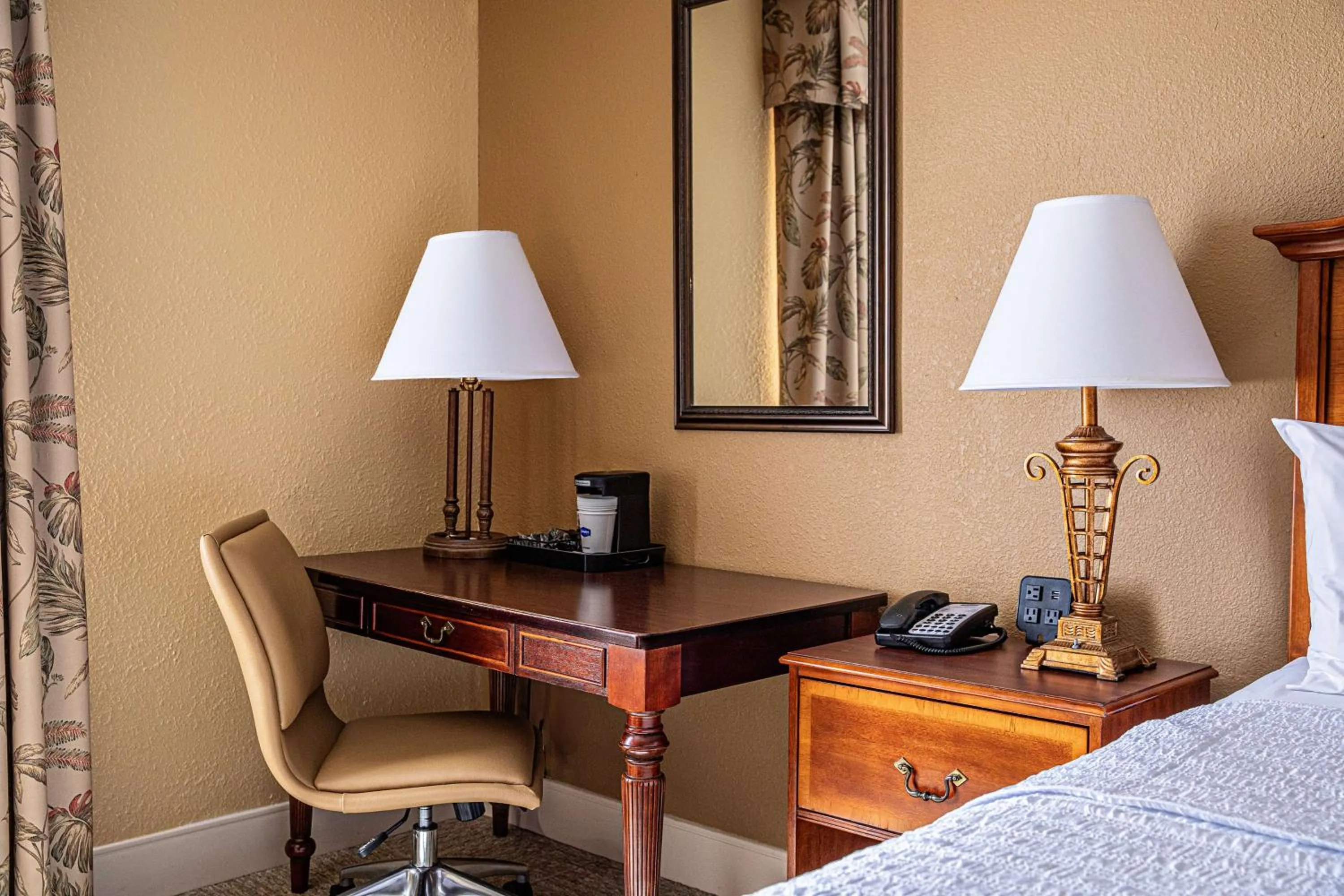 Bedroom, Bed in Hampton Inn Charleston-Historic District