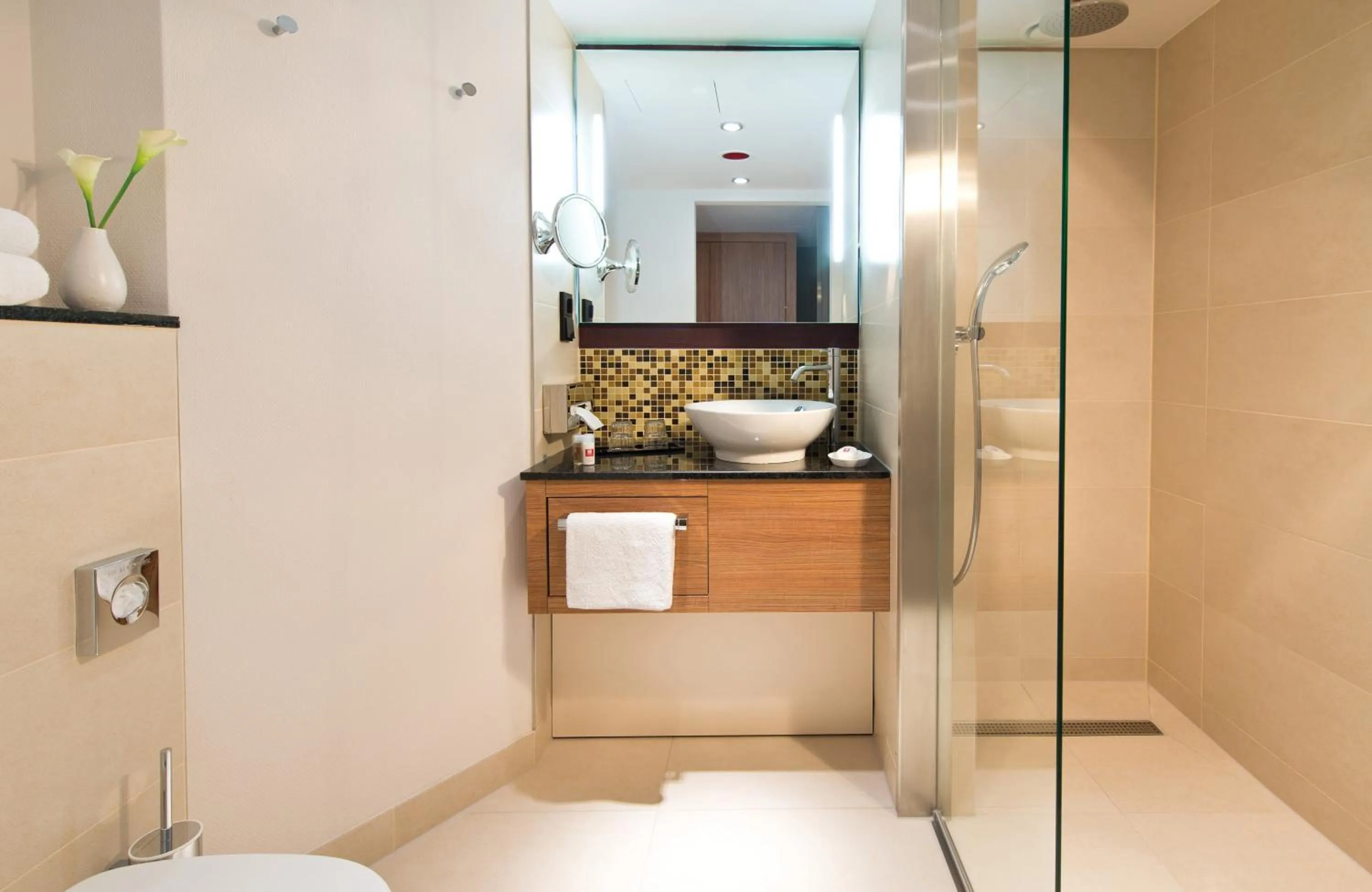 Bathroom in Leonardo Hotel Völklingen-Saarbrücken