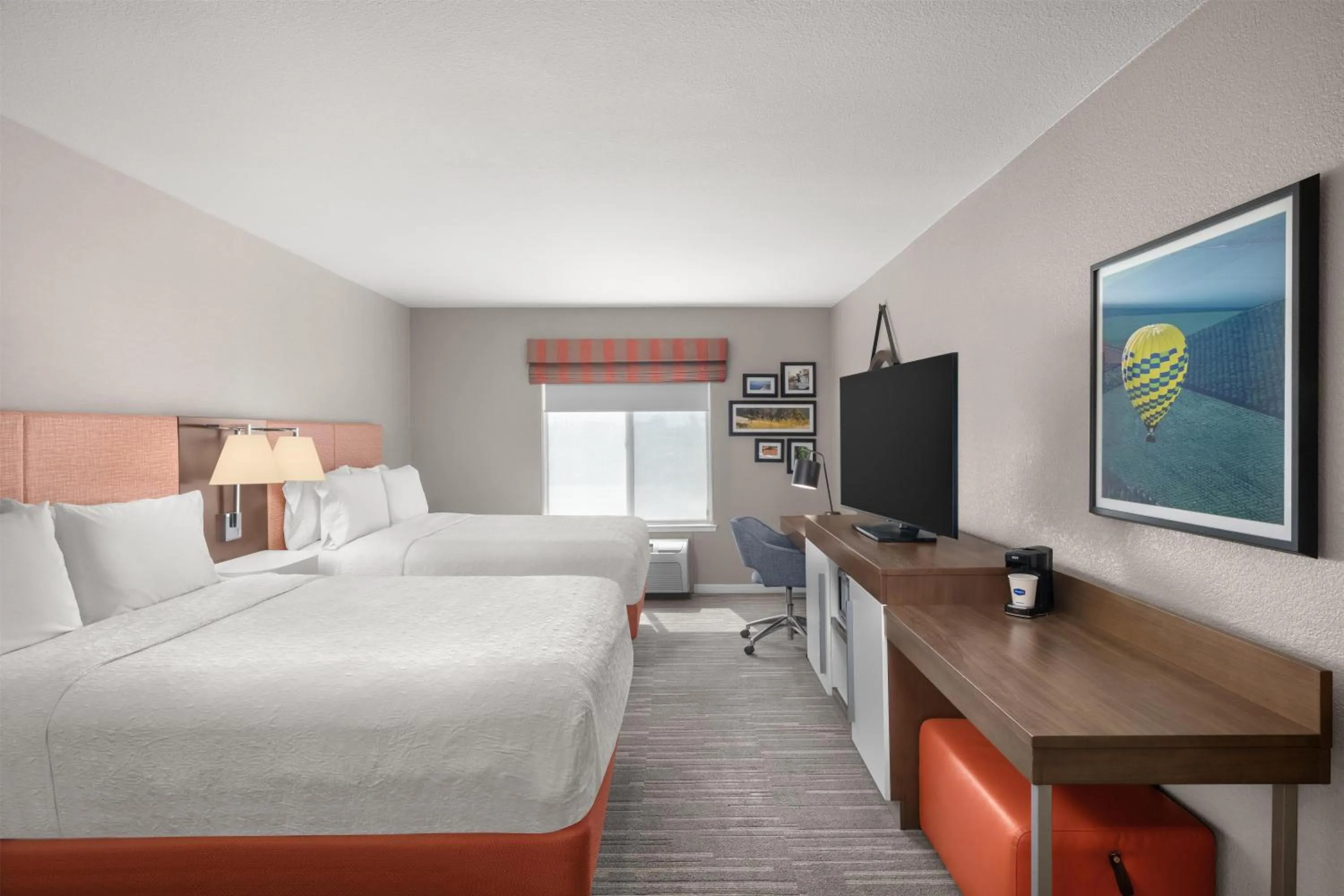 Bed in Hampton Inn & Suites Fresno