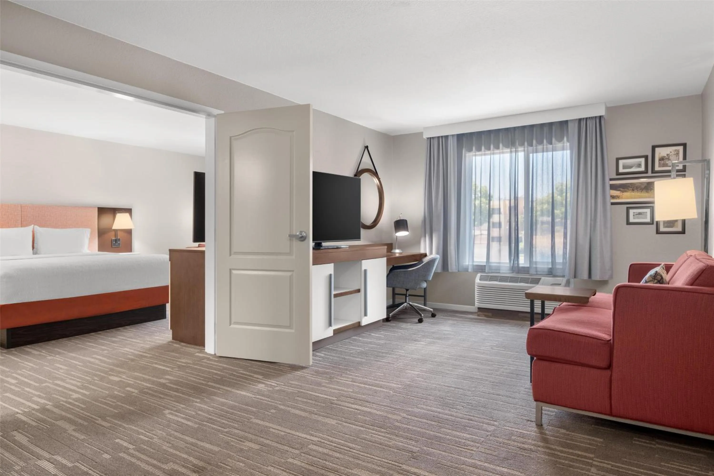 Living room, Bed in Hampton Inn & Suites Fresno