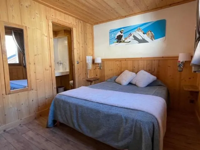 Bath, Bed in Hotel Le Very