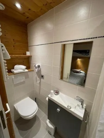 Shower in Hotel Le Very