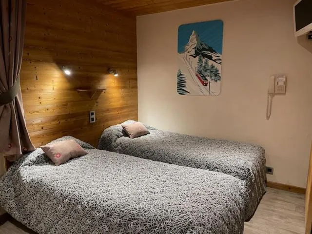 Shower, Bed in Hotel Le Very