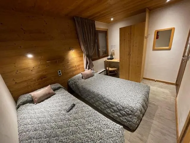 Shower, Bed in Hotel Le Very