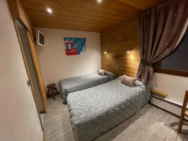 Shower, Bed in Hotel Le Very