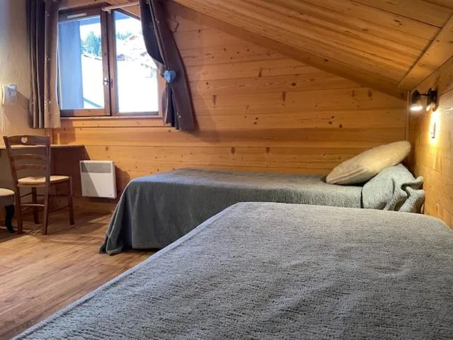 Shower, Bed in Hotel Le Very