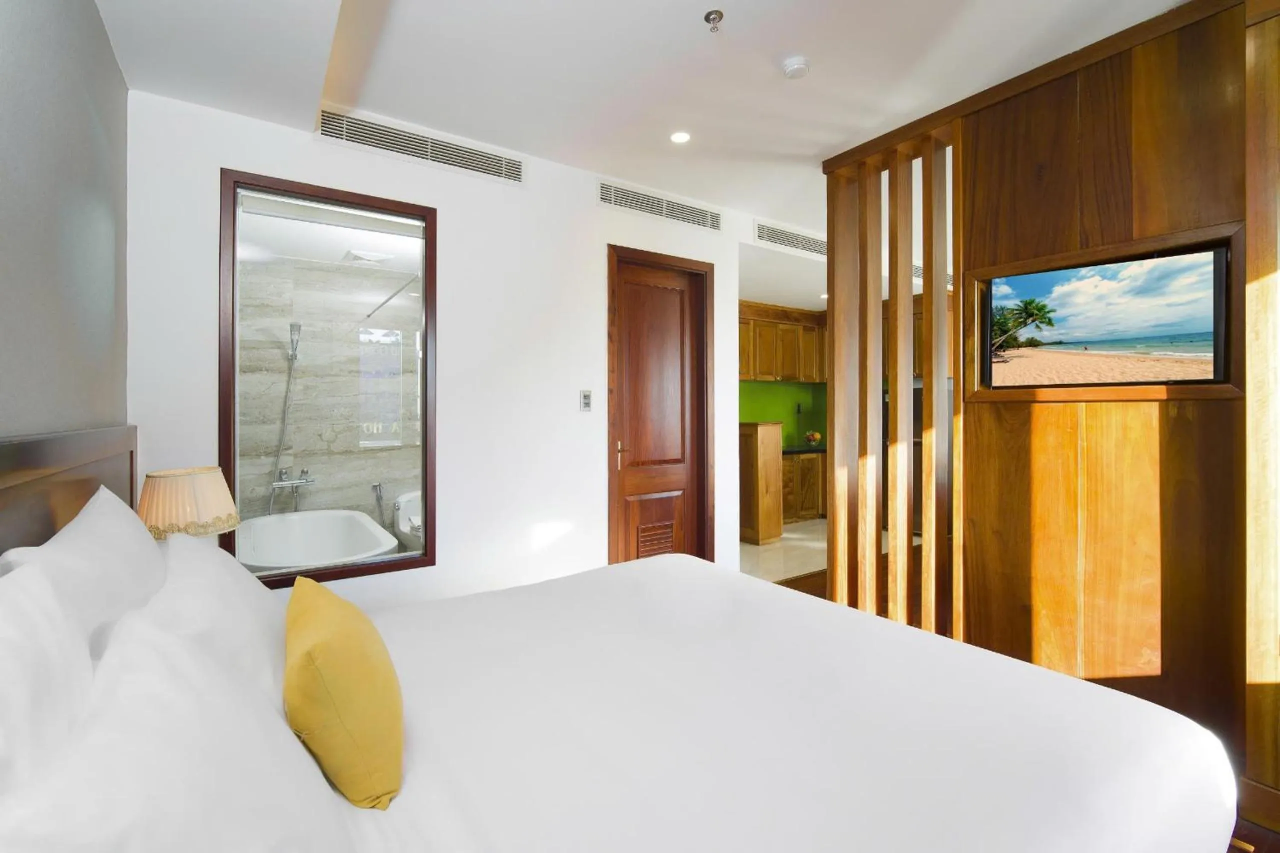 Bedroom, Bed in Sunny Ocean Hotel & Spa