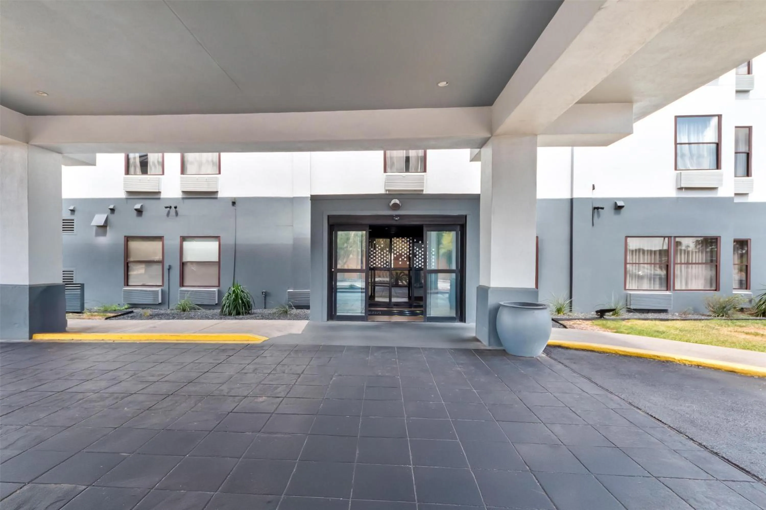 Property building in Spark By Hilton Corpus Christi Southeast