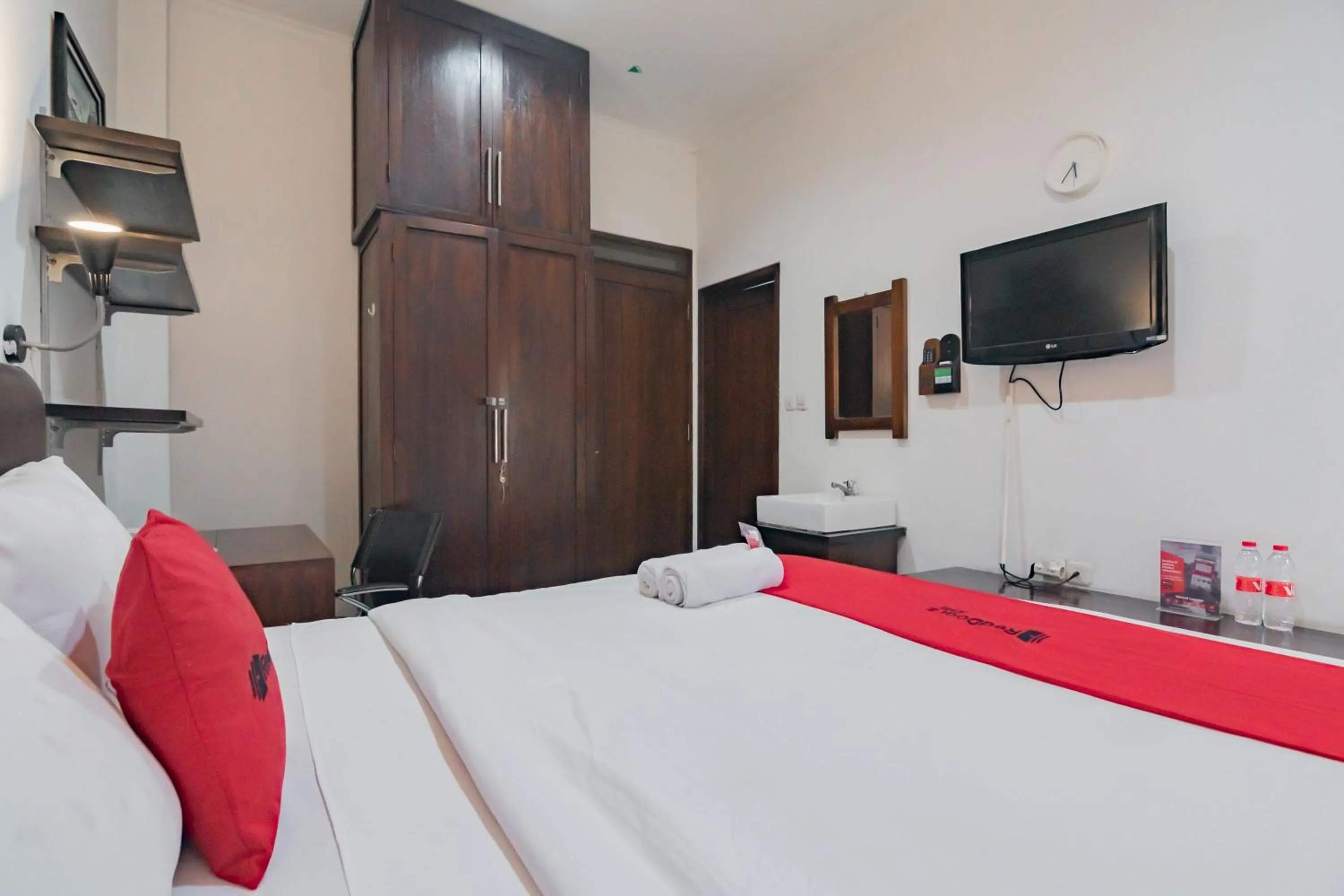 Bedroom, Bed in RedDoorz at Dago Asri 3