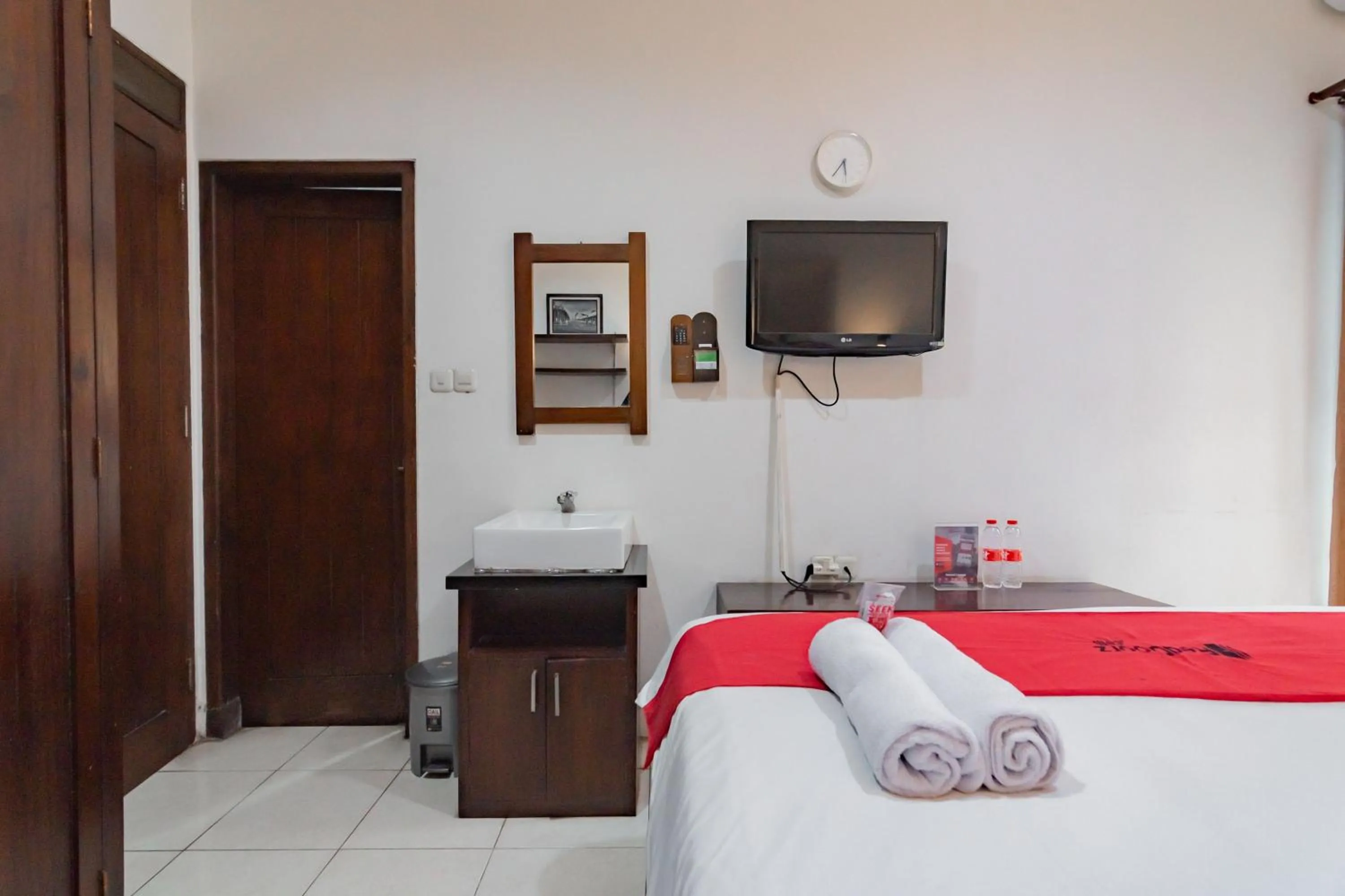 Bedroom, Bed in RedDoorz at Dago Asri 3