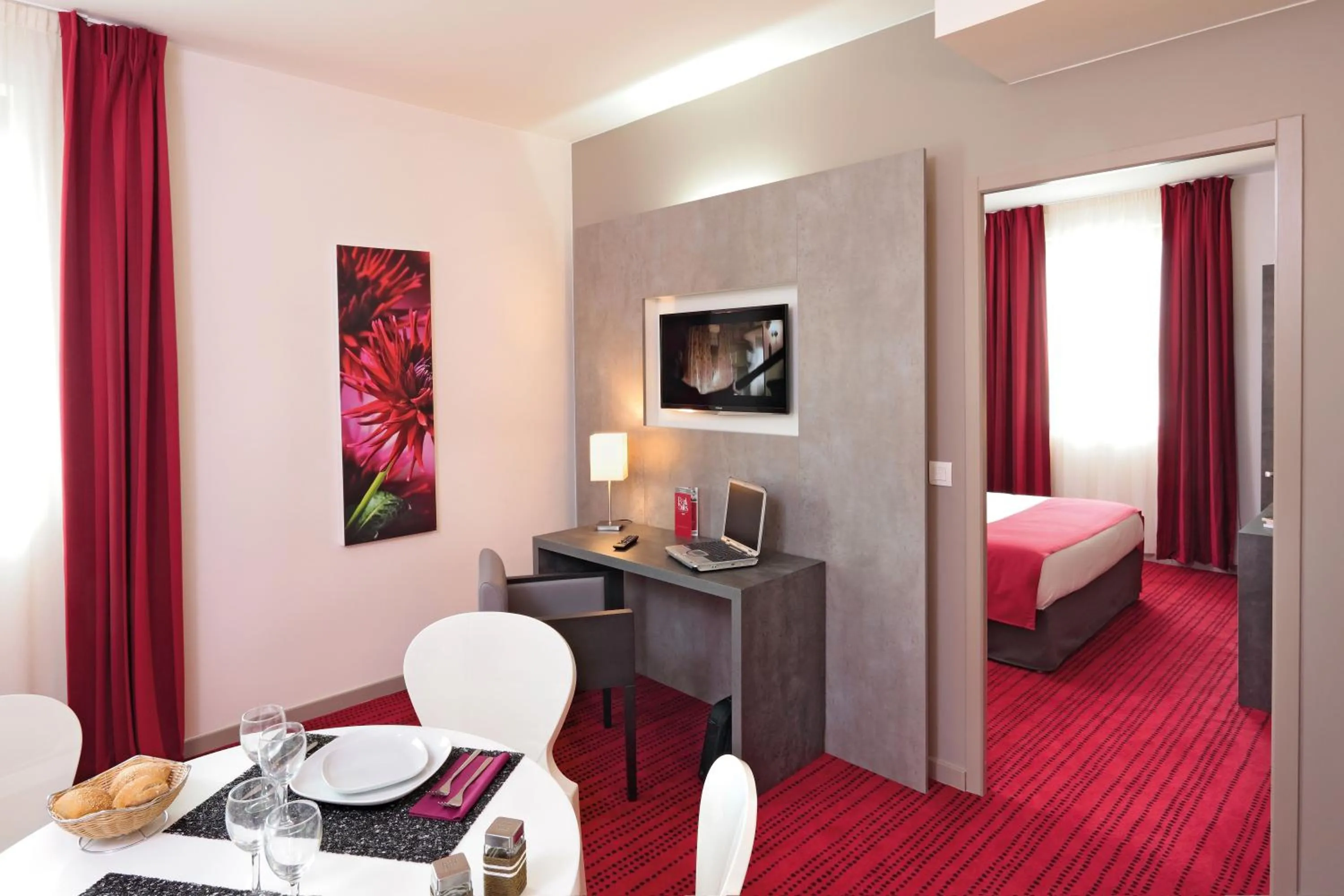 Living room, Bed in Appart'City Confort Grenoble Inovallée