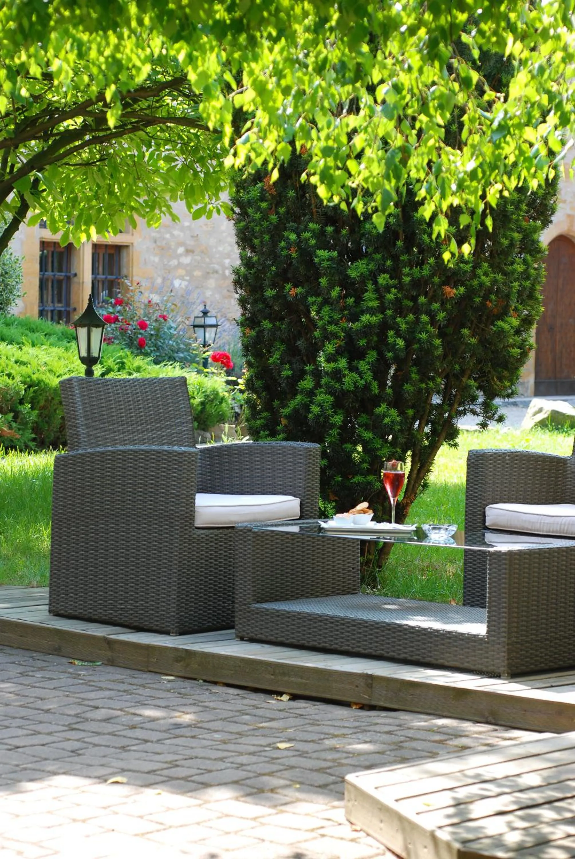 Facade/entrance in Demeures et Chateaux l'Abbaye Caladoise - Anciennement Hostellerie Ferme du Poulet