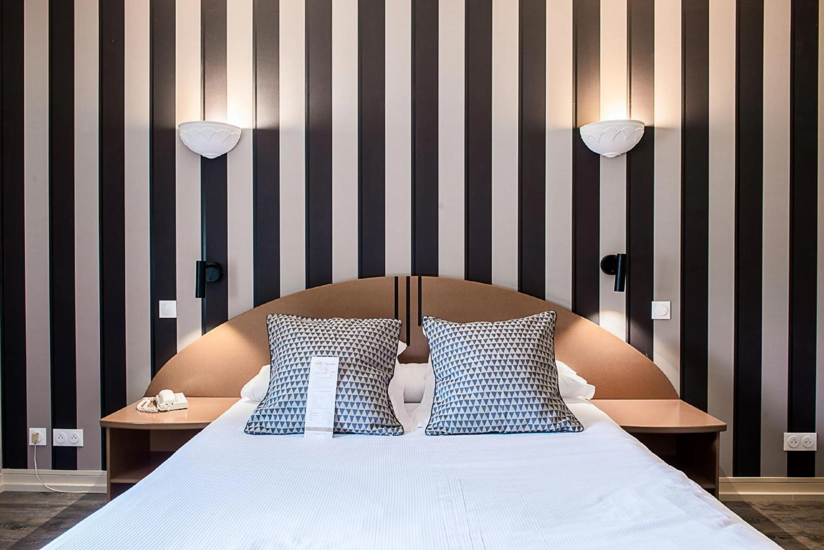 Bed in Demeures et Chateaux l'Abbaye Caladoise - Anciennement Hostellerie Ferme du Poulet