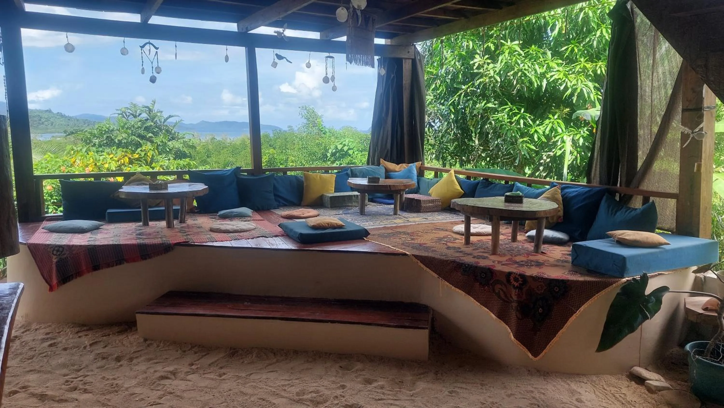 Restaurant/places to eat in Jungle bar Resto & Cottages