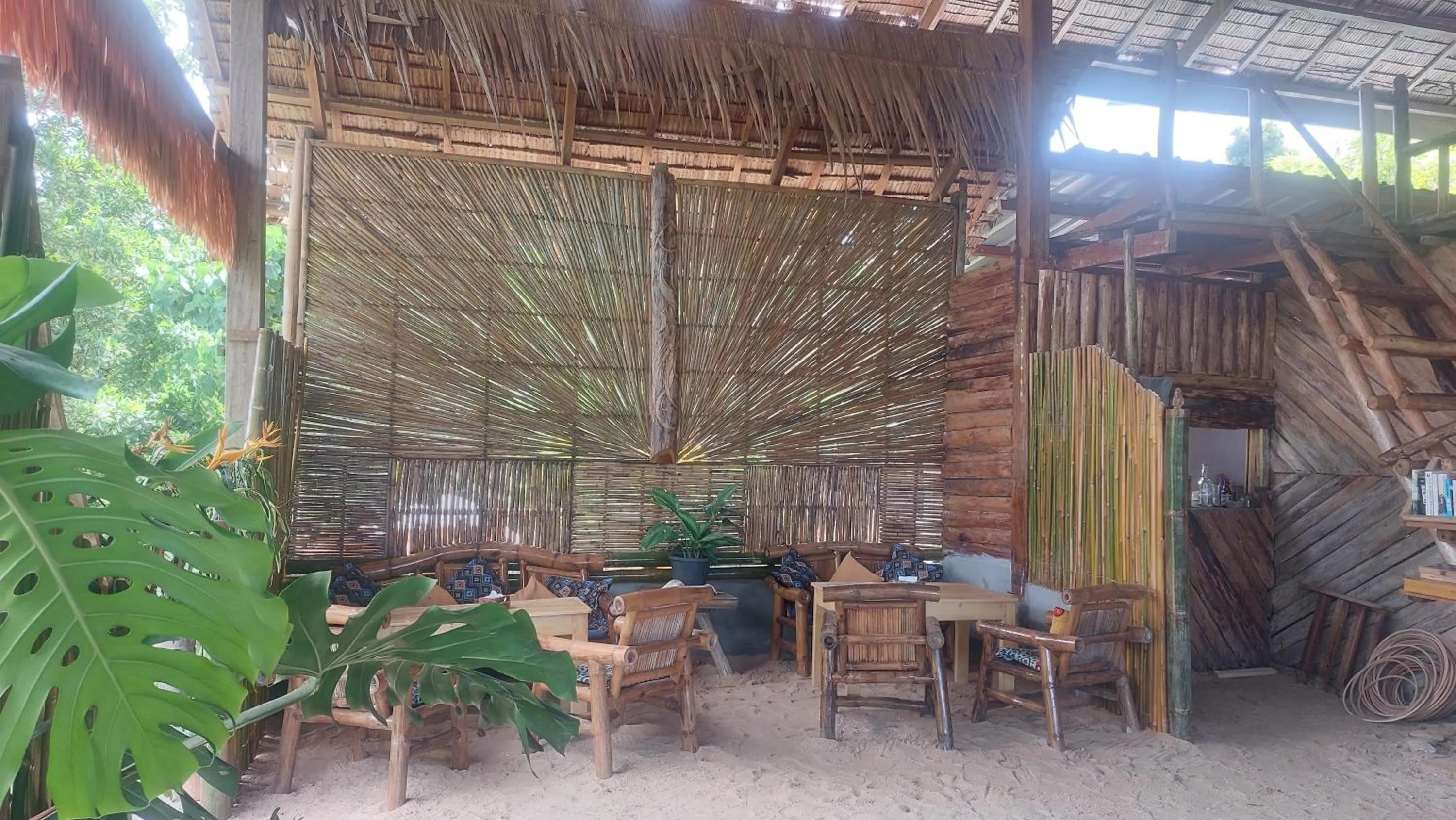 Restaurant/places to eat in Jungle bar Resto & Cottages