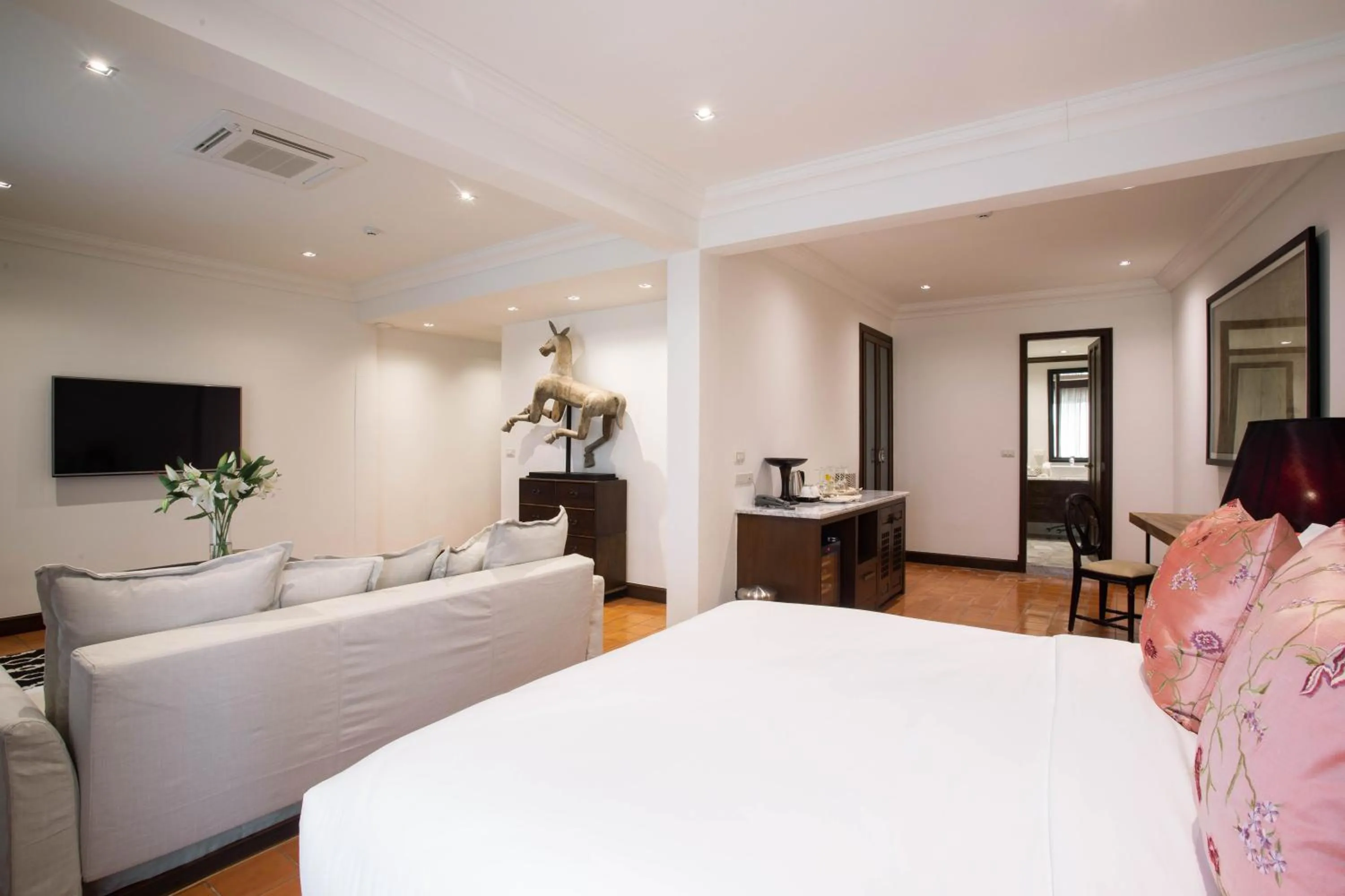 TV and multimedia, Bed in The Bridge An Eclectic Luxotel