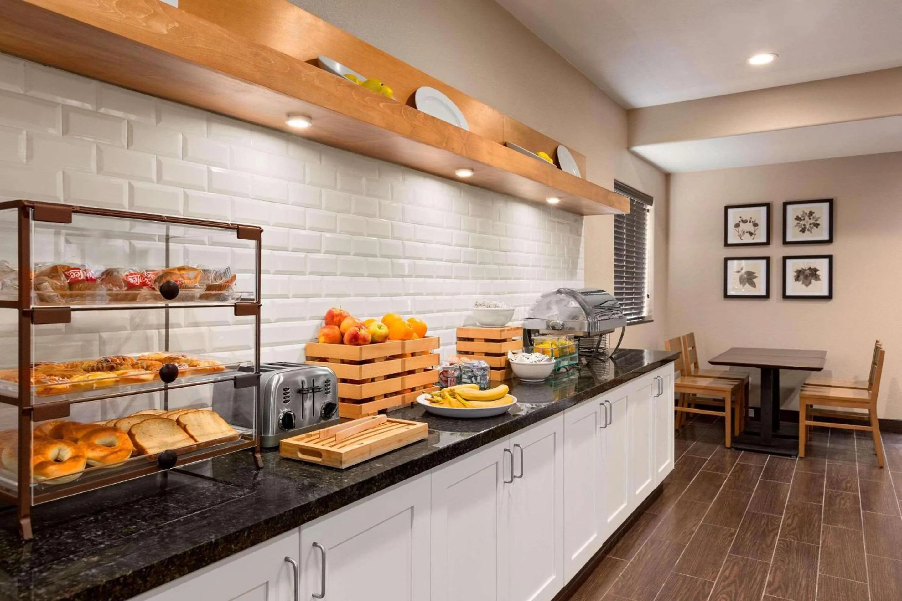 Breakfast in Country Inn & Suites by Radisson, Flagstaff, AZ