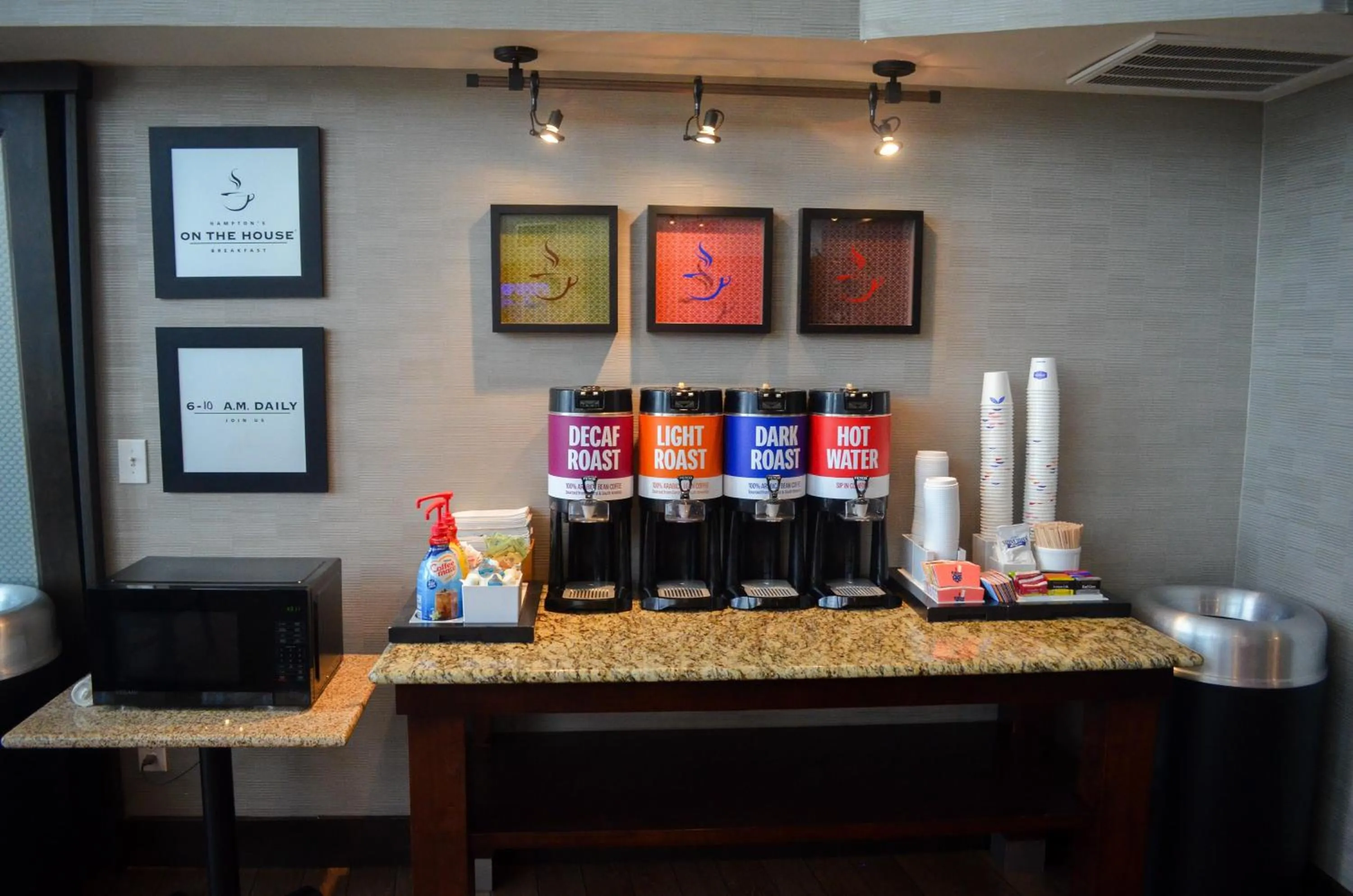 Dining area in Hampton Inn & Suites Flagstaff - West